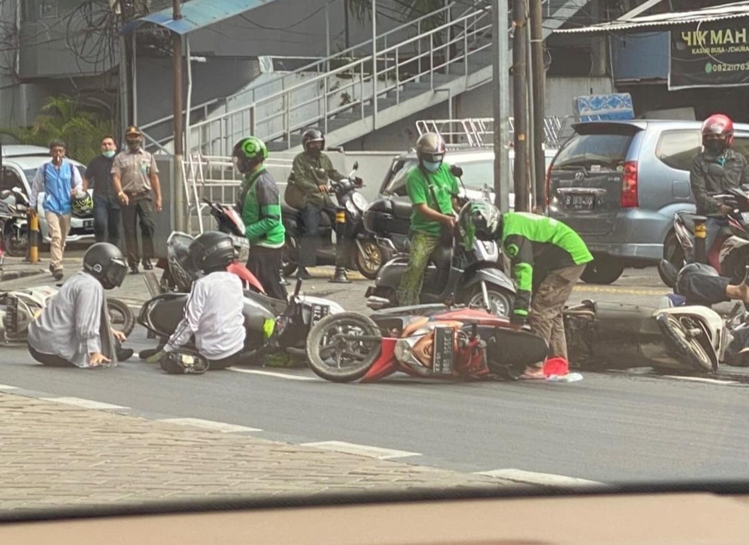 Sejumlah sepeda motor tergelincir akibat tumpahan minyak groeng di Jalan Fatmawati Raya, Jakarta Selatan
