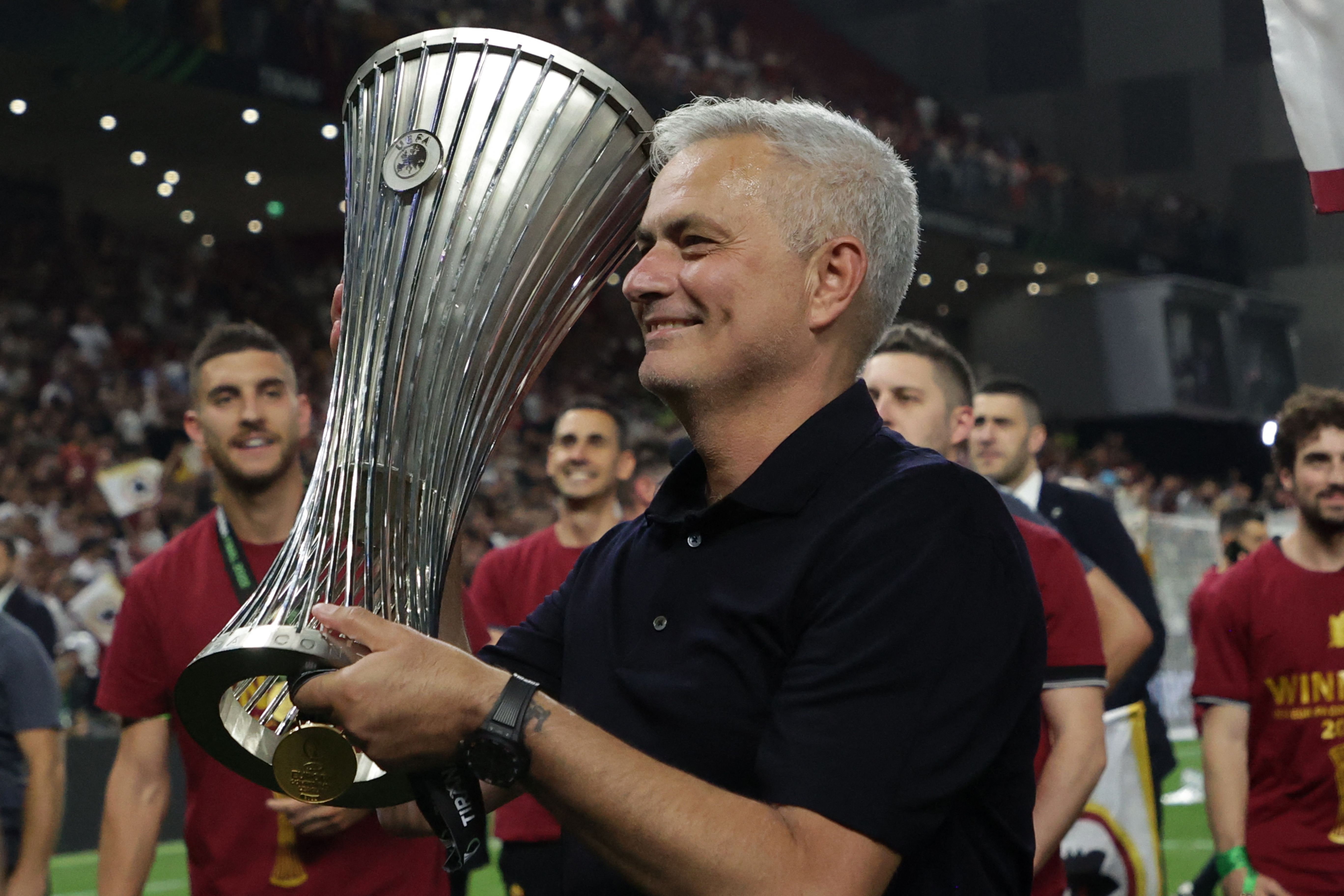 Pelatih AS Roma Jose Mourinho mengangkat trofi Liga Konferensi UEFA.