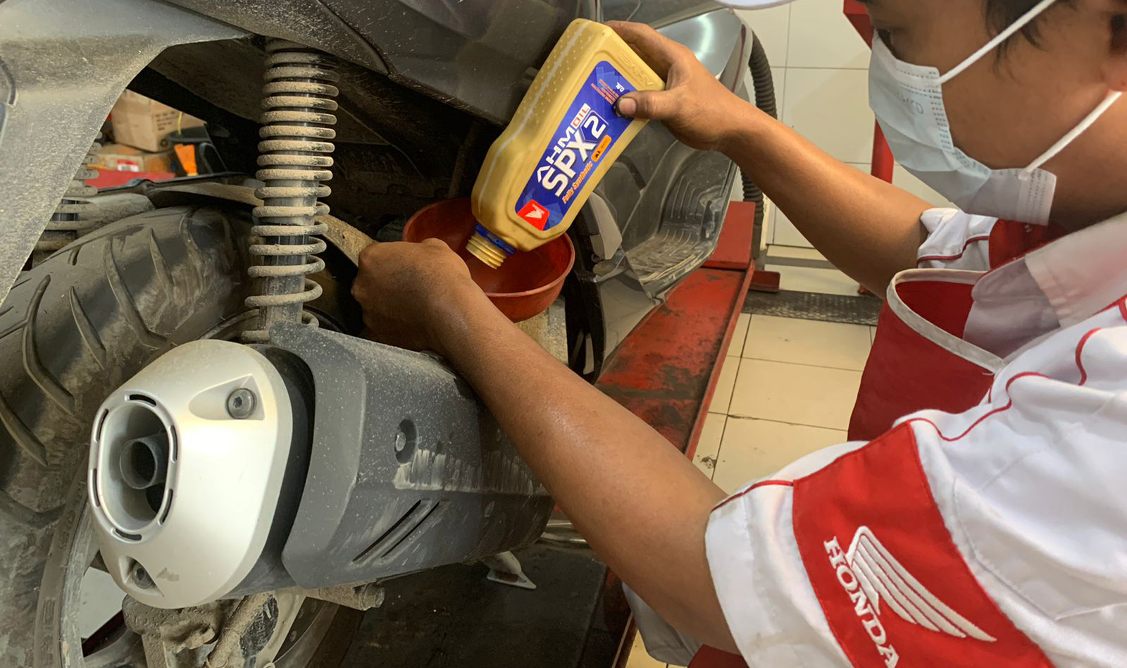 Kemasan baru AHM Oil lebih ergonomis sehingga mudah digenggam.