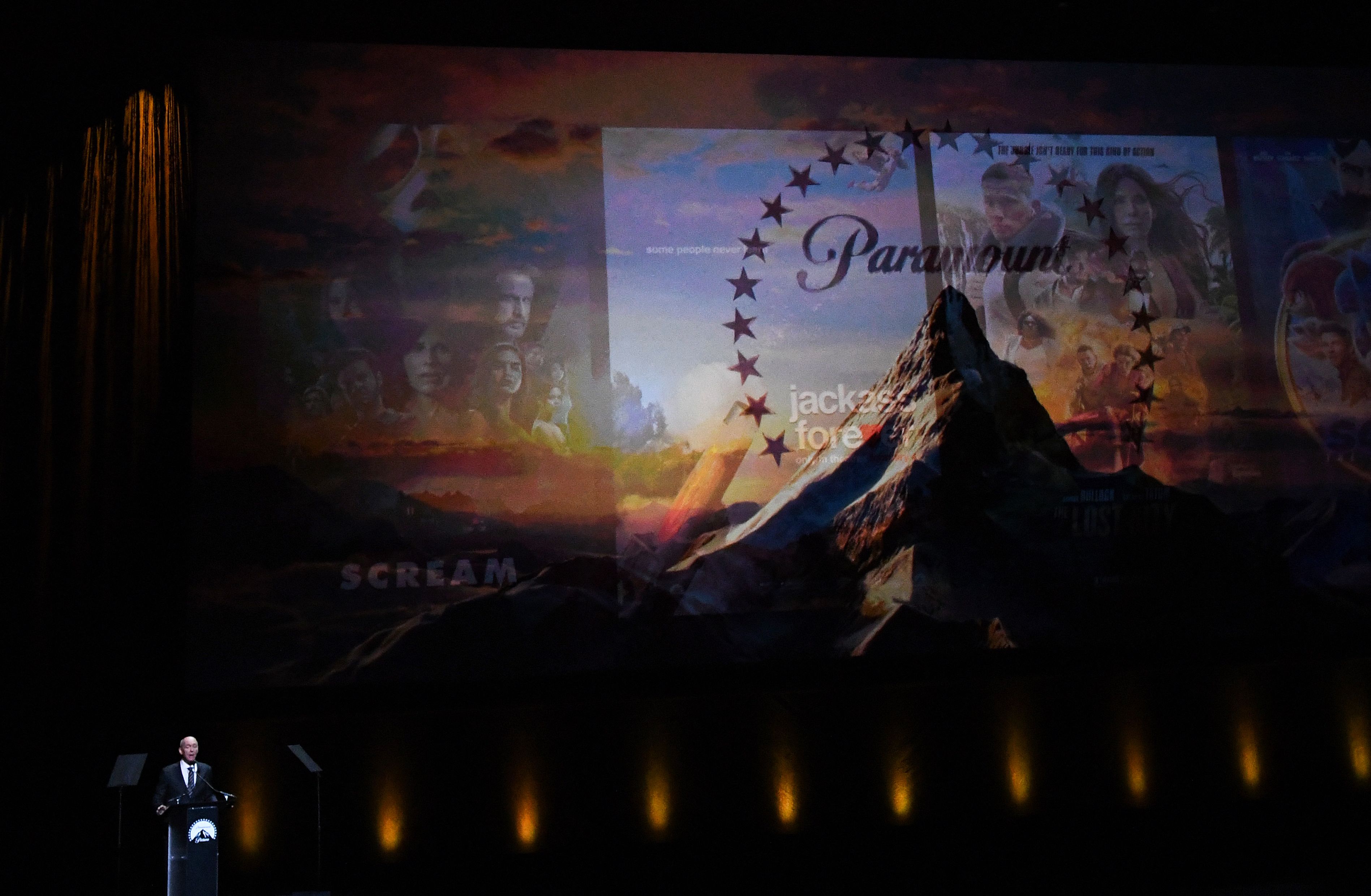 Presiden Distribusi Domestik Paramount Chris Aronson memperkenalkan film Top Gun: Maverick di CinemaCon 2022 di Las Vegas, AS.