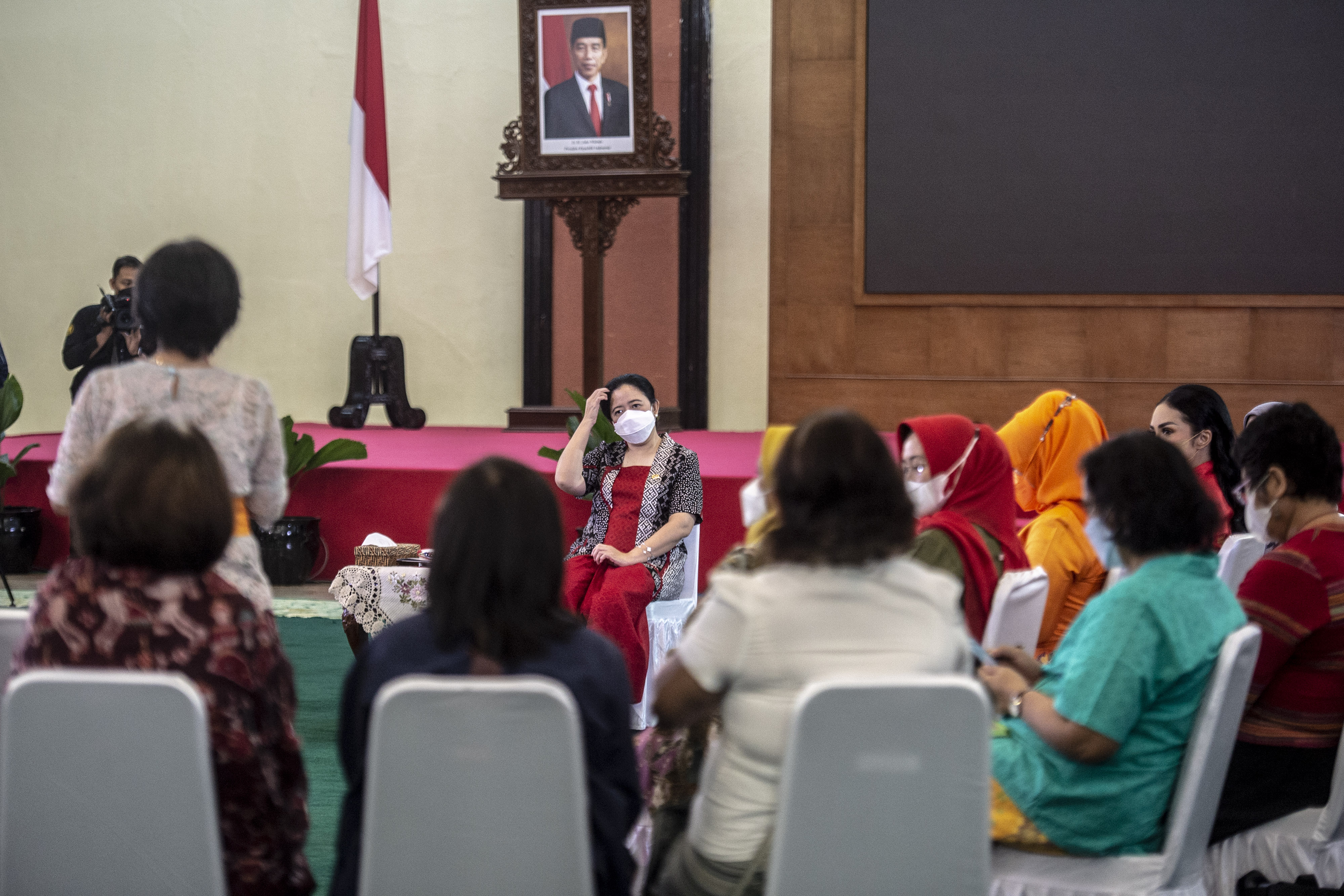 etua DPR Puan Maharani mendengarkan pendapat salah satu aktivis perempuan pada acara Ramah Tamah dengan Kelompok-Kelompok Perempuan.
