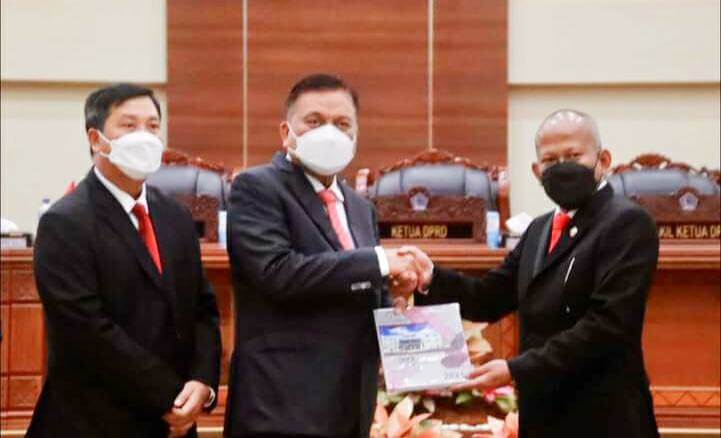 Gubernur Sulut Olly Dondokambey dan Wakil Gubernur Steven Kandou, saat menerima Opini WTP dari Kepala BPk RI Perwakilan Sulut