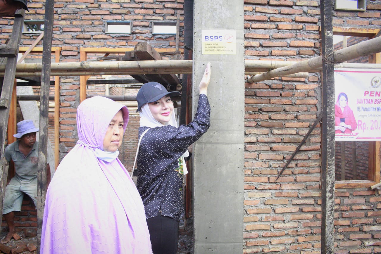  Anggota DPR RI Dapil IX Jawa Tengah, Paramitha Widya Kusuma dengan warga penerima bantuan rehab rumah