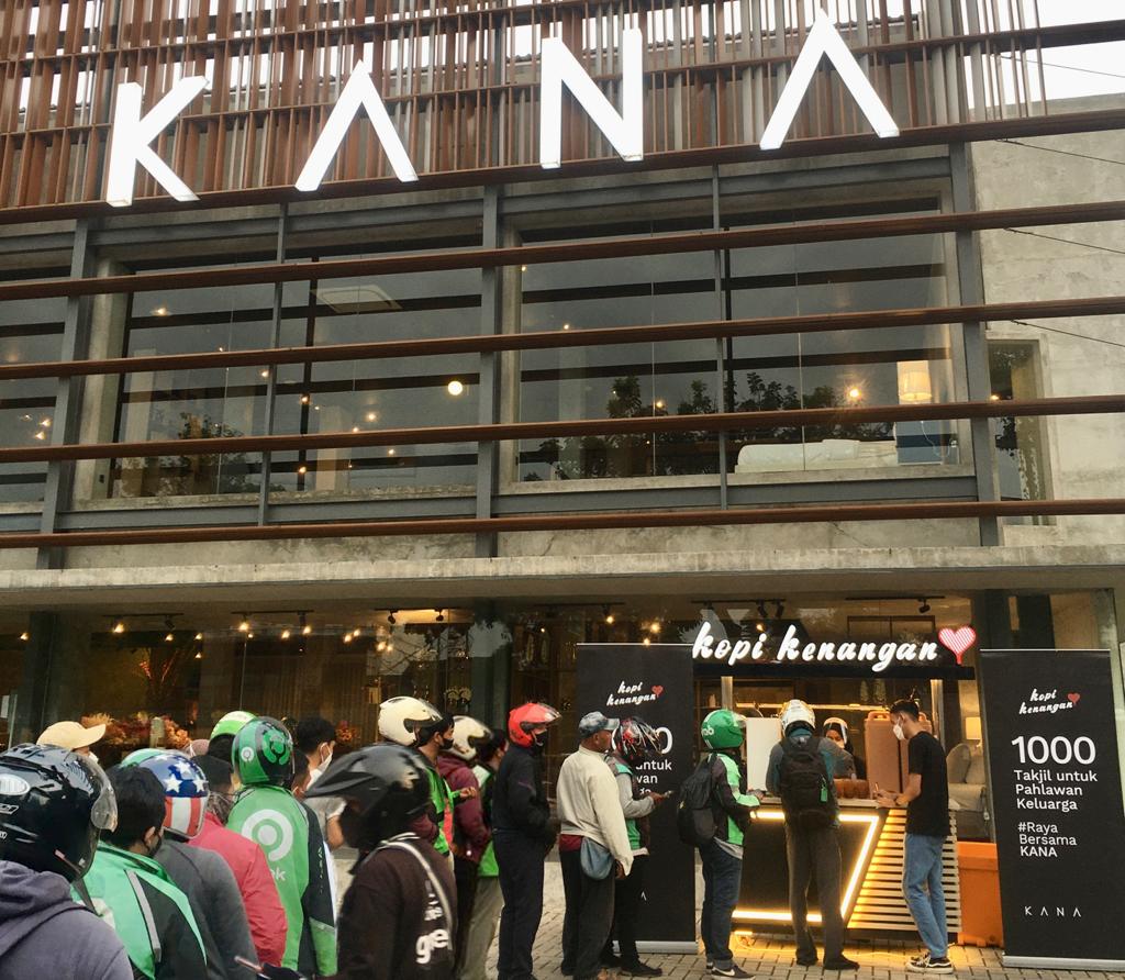 Sejumlah driver ojol tengah antre dalam pembagian takjil.