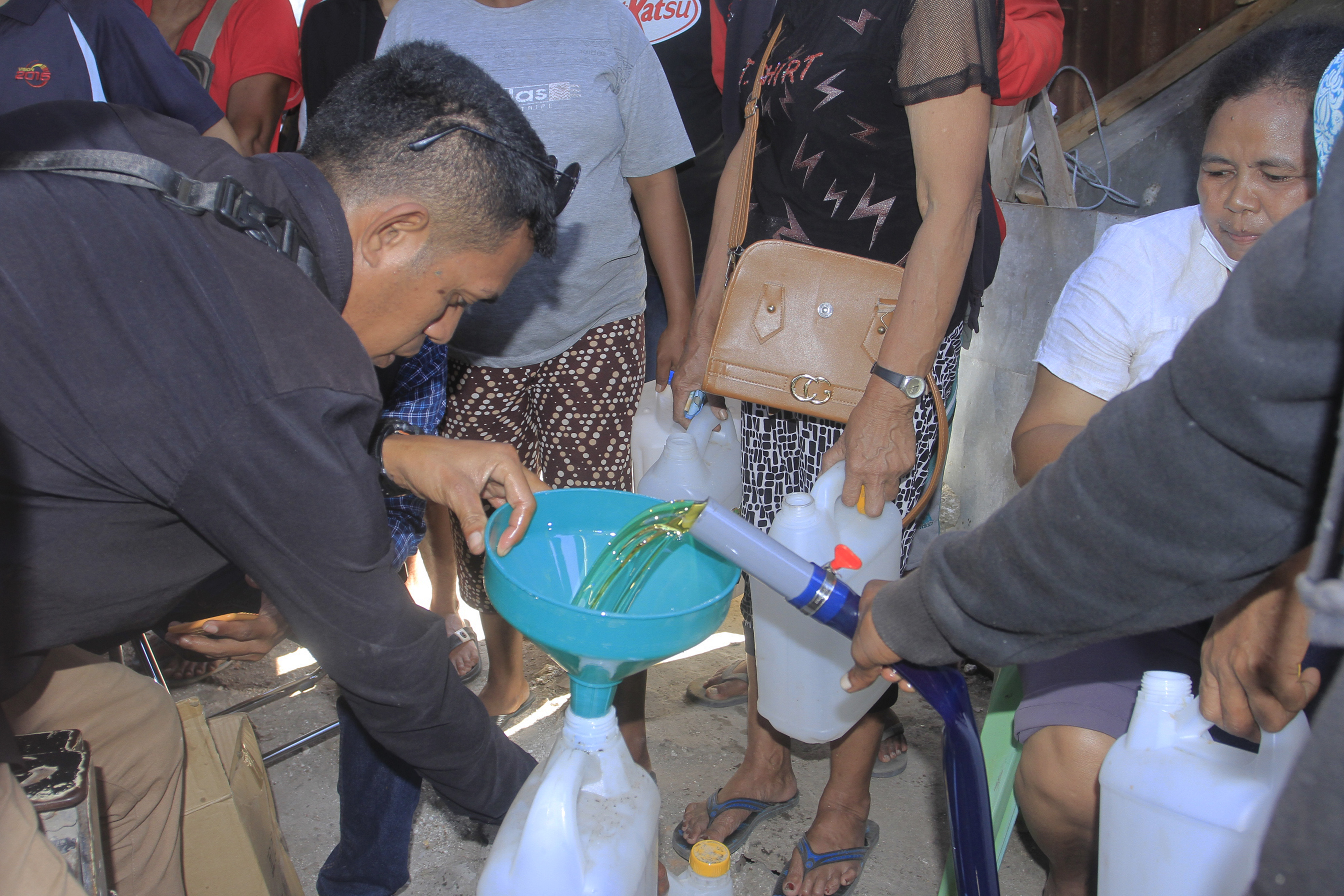  Petugas mengisi minyak goreng curah kedalam jerIken milik warga di pasar tradisional Naikoten Kota Kupang, NTT, Rabu (11/5/2022)