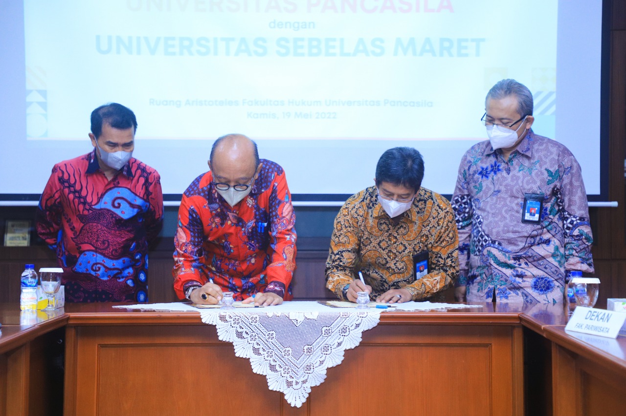 Nota kesepahaman kerjsa sama UP dan UNS ditandatangani di Ruang Aristoteles Fakultas Hukum UP, Jakarta, pada Kamis (19/5). 