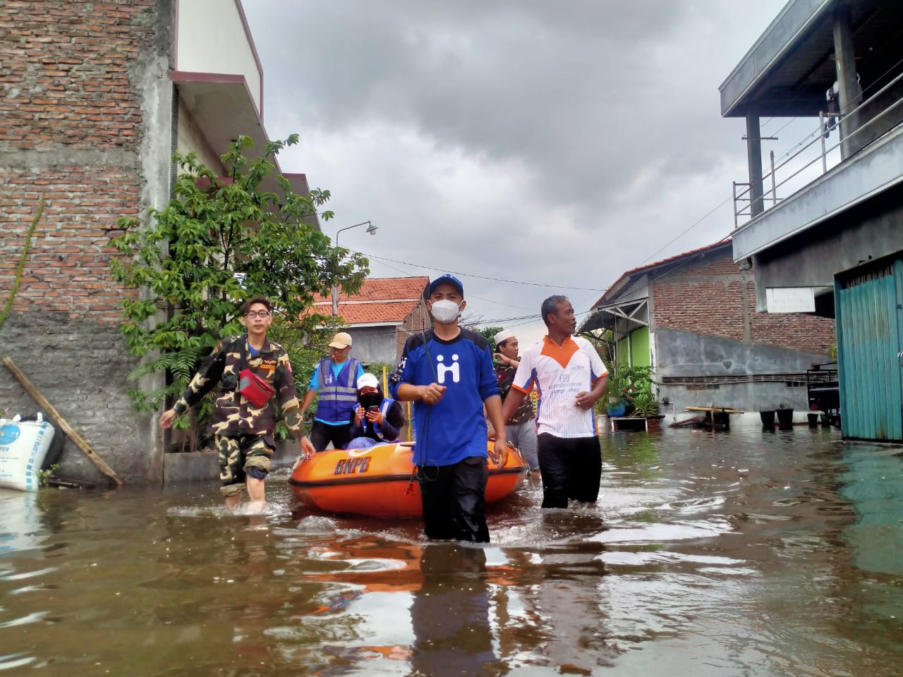 Banjir Rob di Jateng, Human Initiative Bagi Makanan Siap Santap dan Air Bersih