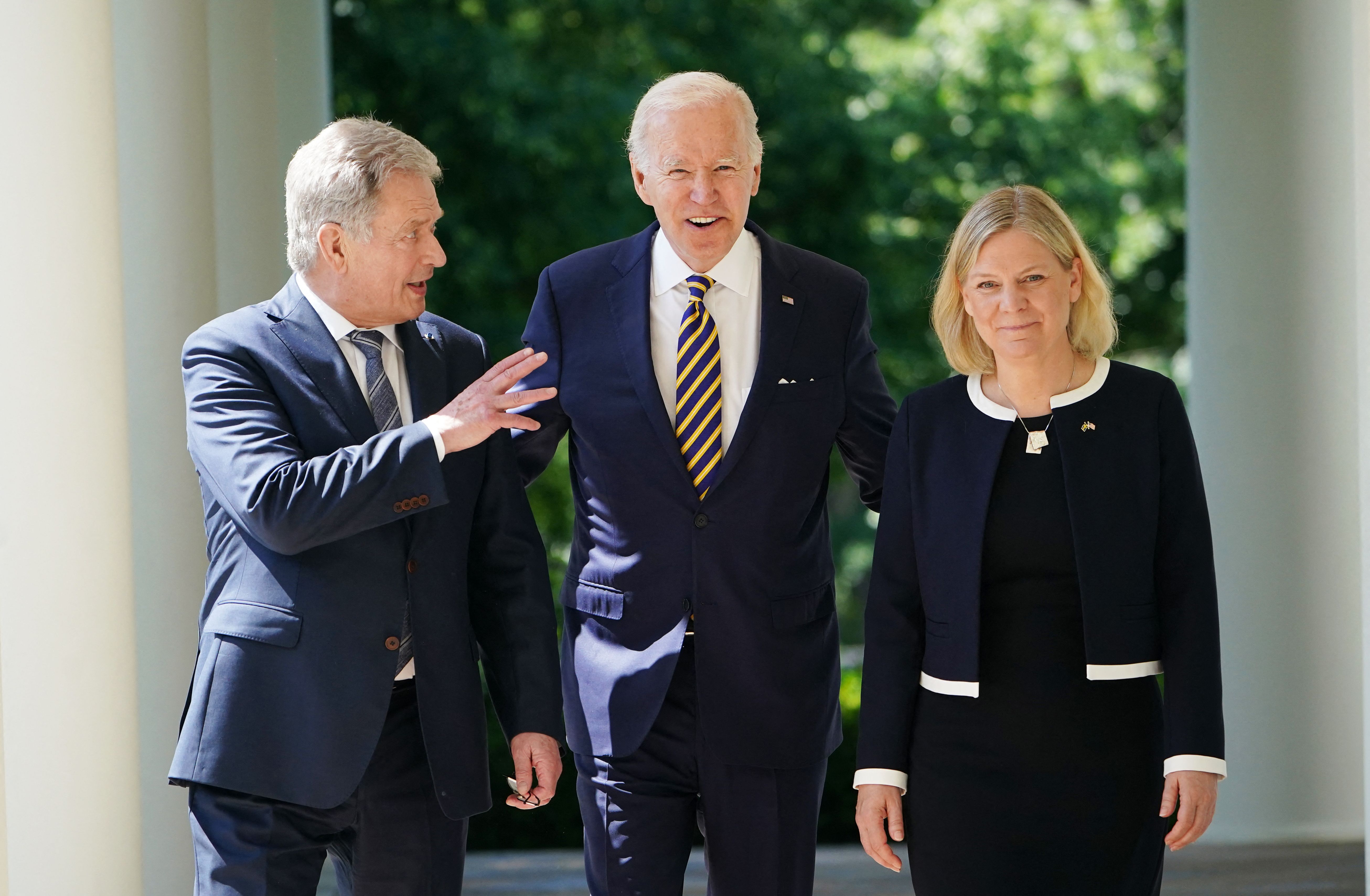 Presiden AS Joe Biden (tengah) bersama PM Swedia Magdalena Andersson (kanan) dan Presiden Finlandia Sauli Niinistö