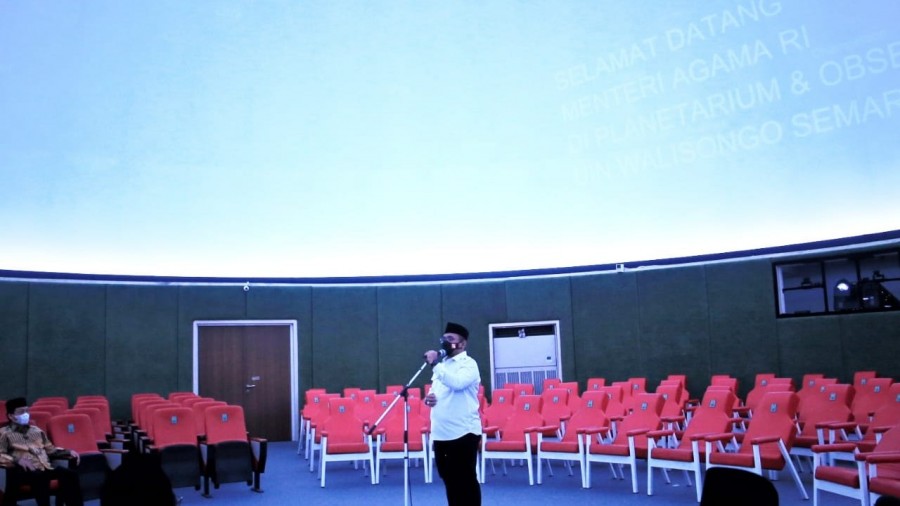 PLANETARIUM WALISONGO:  Menteri Agama Yaqut Cholil Qoumas terkagum saat berada di salah satu ruang Planetarium UIN Walisongo
