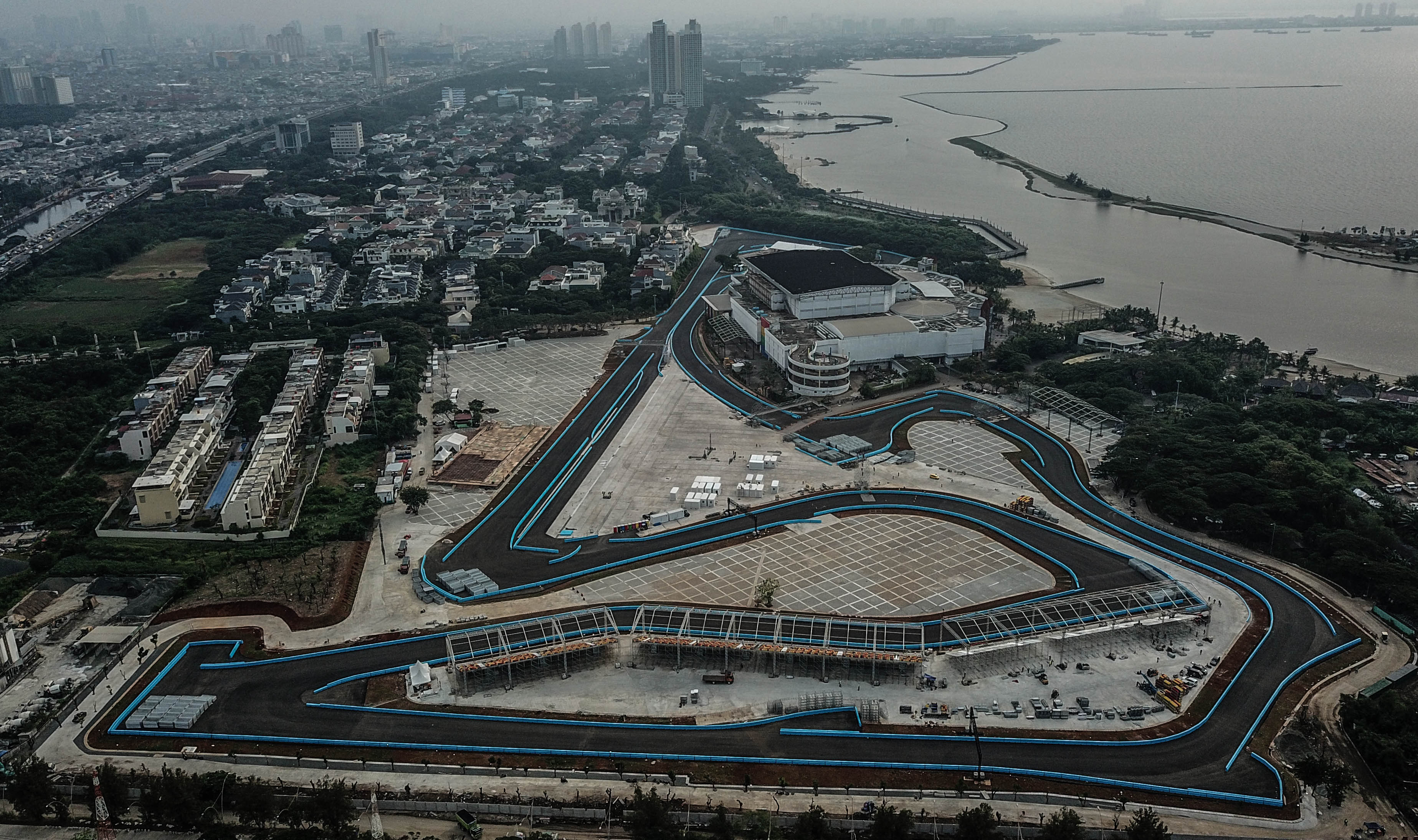 Foto udara proyek pembangunan sirkuit Formula E di kawasan Ancol, Jakarta.