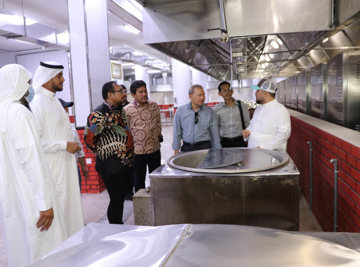 Menteri Agama Yaqut Cholil Qoumas (ketiga dari kiri) meninjau fasilitas akomodasi untuk jemaah Haji Indonesia di Mekah, Arab Saudi