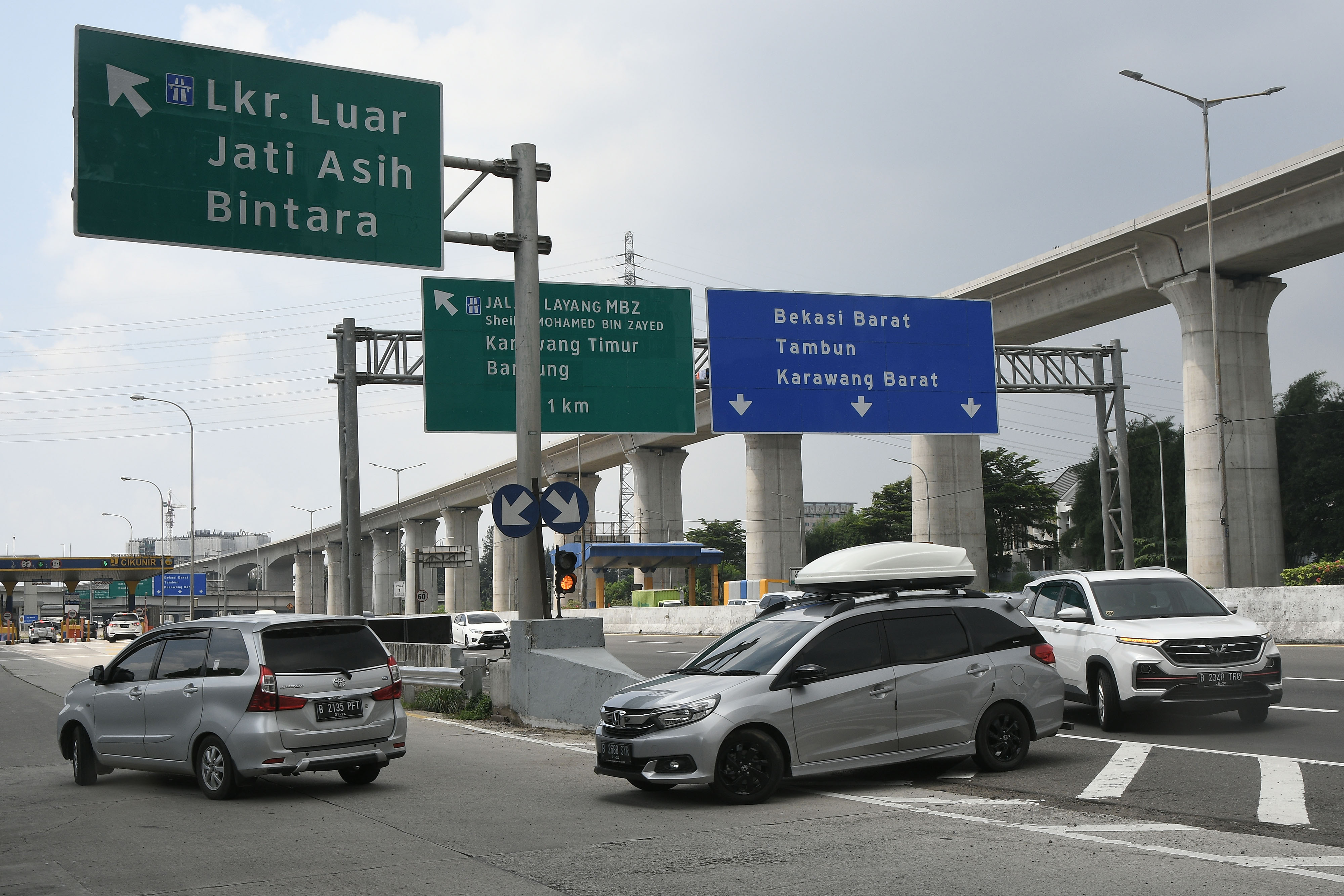 Sejumlah kendaraan berputar balik menuju Tol Jakarta Outer Ring Road (JORR) saat pemberlakuan sistem 