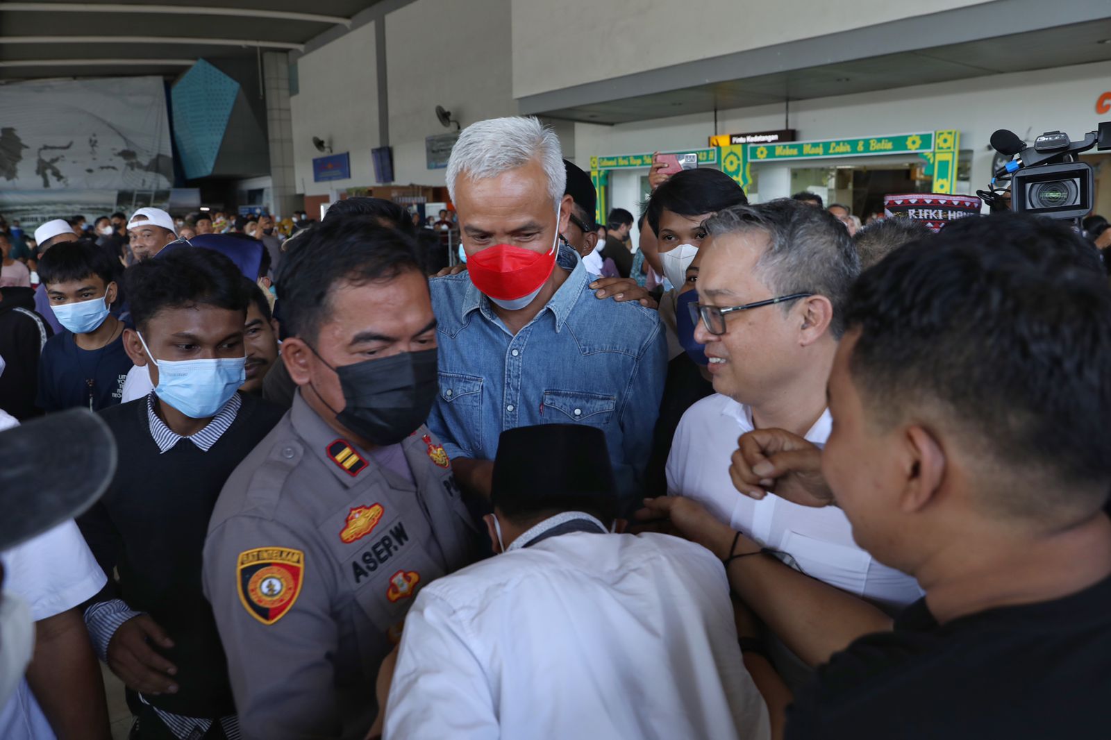 Gubernur Jawa Tengah Ganjar Pranowo saat tiba di Bandara Hasanuddin, Makassar, Sulsel, Jumat (6/5/2023) 