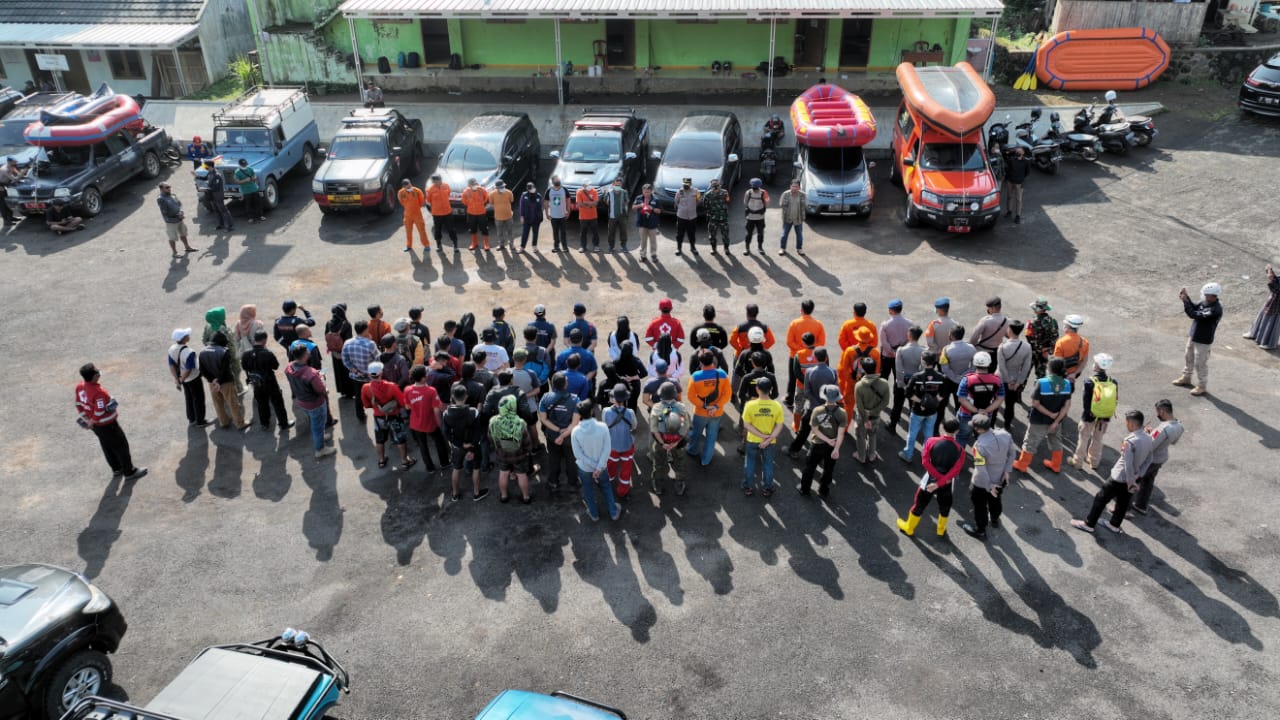 Persiapan tim Jabar Quick Response untuk terjun melakukan pencarian korban hanyut di Sumedang