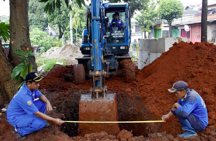 Petugas Dinas Sumber Daya Air membuat sumur resapan air di kawasan Lenteng Agung, Jakarta Selatan.