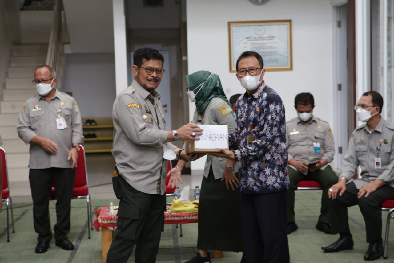 Mentan Syahrul Yasin Limpo meninjau peternakan sapi Rumah Qur'an Lubawi, Tangerang Selatan, Kamis(19/5).