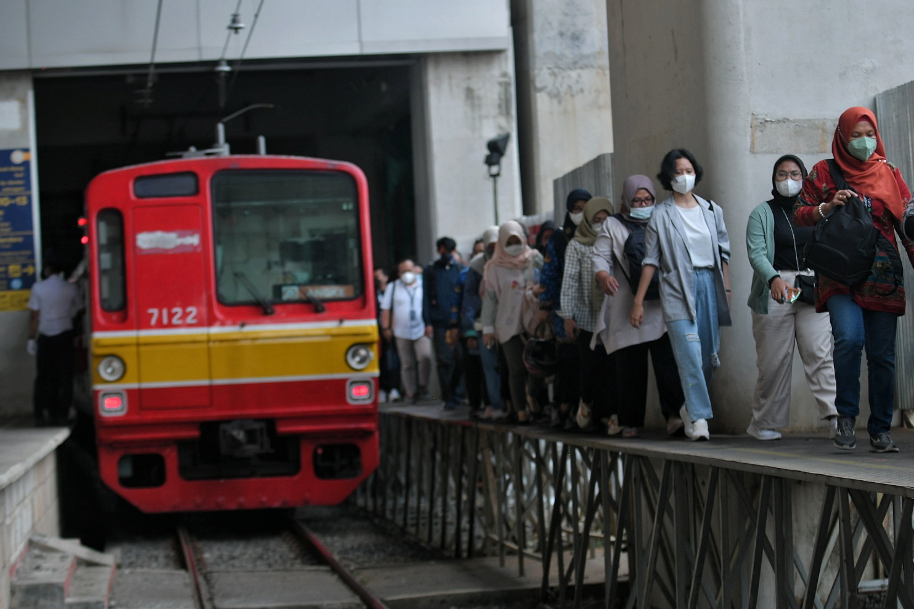 Kapasitas KRL Naik Jadi 80%, Penumpang Masih Wajib Bermasker