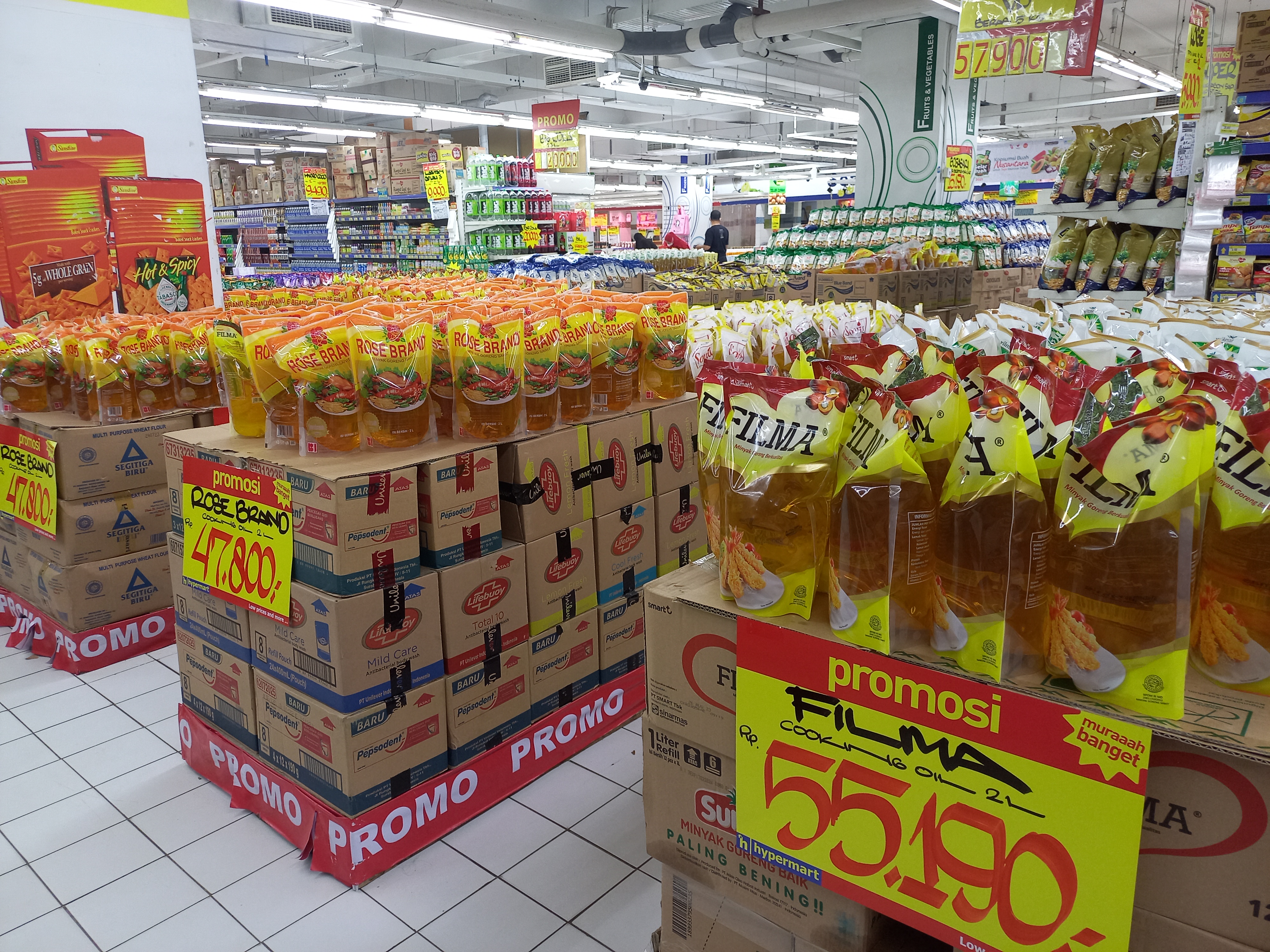 Harga minyak goreng di ritel modern di pangkalpinang masih mahal.