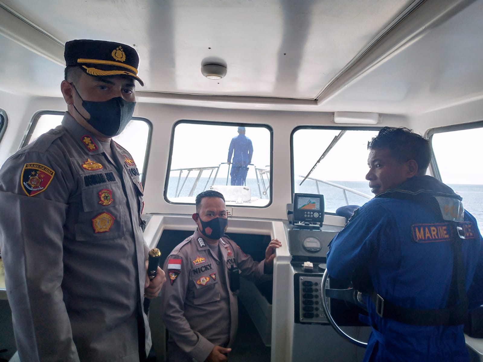 Kapolres Flores Timur AKBP I Gede Ngurah Joni Mahardika bersama Anggota Dit Pol Air Polda NTT, menuju Lokasih kandas KM. Sirimau.