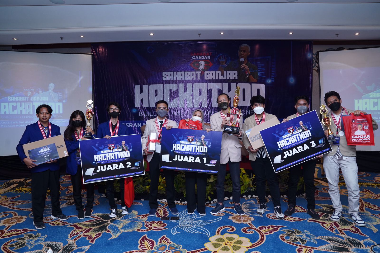 Para juara hackaton yang diselenggarakan Sahabat Ganjar di Daerah Istimewa Yorgayakarta berpose bersama usai pembagian hadiah.