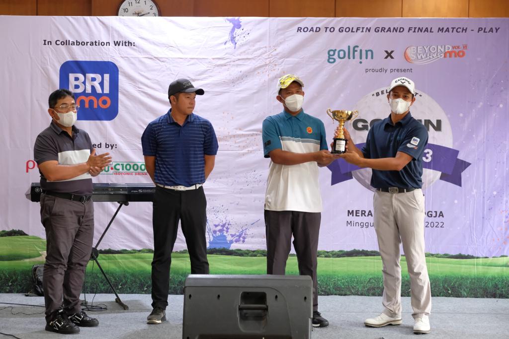 Penyerahan piala Golfin Series 3 di Merapi Golf Jogja, Minggu (30/1).