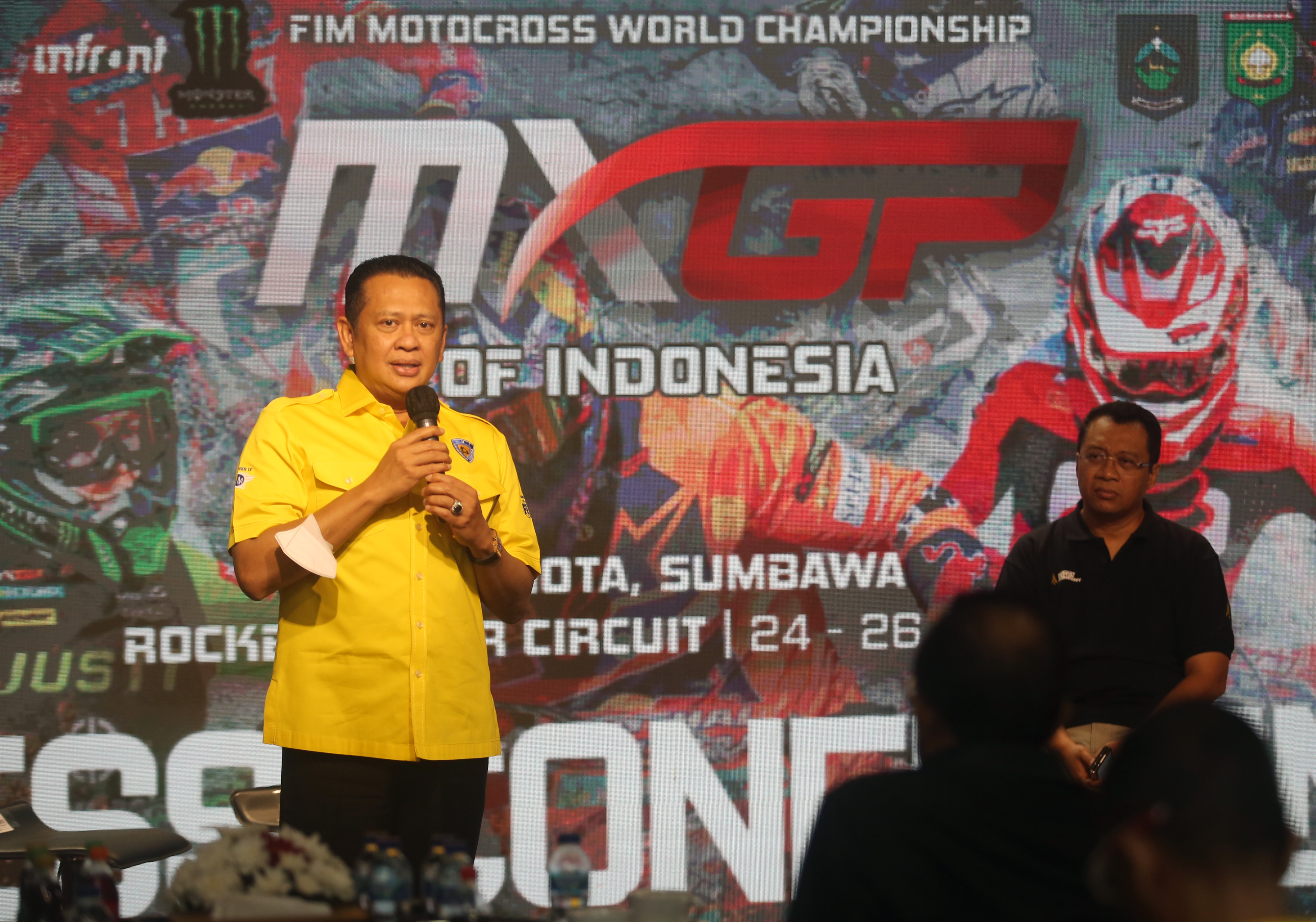 Ketua Umum Ikatan Motor Indonesia (IMI) Bambang Soesatyo (kiri) dan Gubernur Nusa Tenggara Barat (NTB) Zulkieflimansyah (kanan)