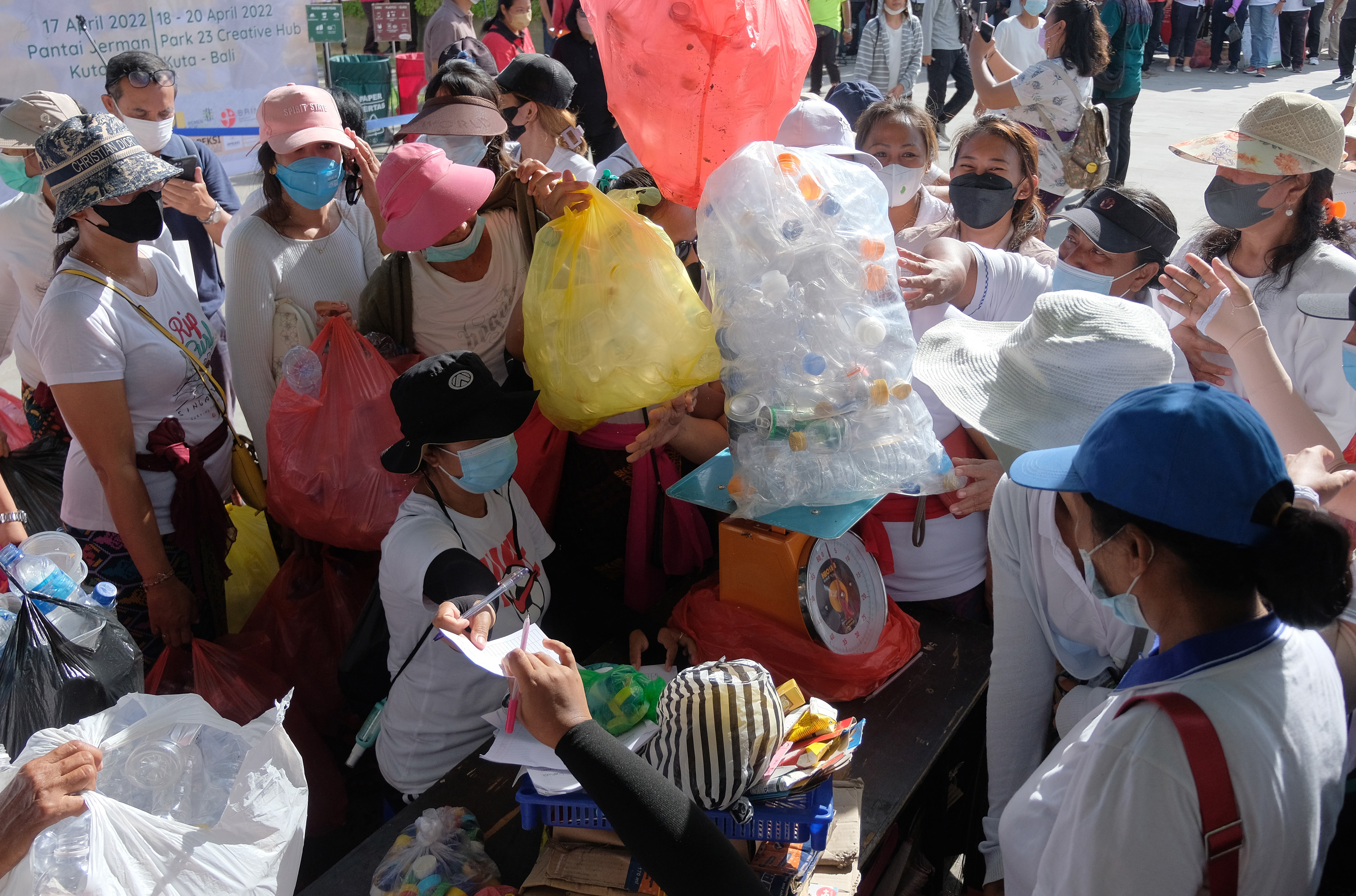 Ilustrasi: Warga antre menimbang sampah di Bali. Sampah tersebut nantinya bisa ditukar dengan beras