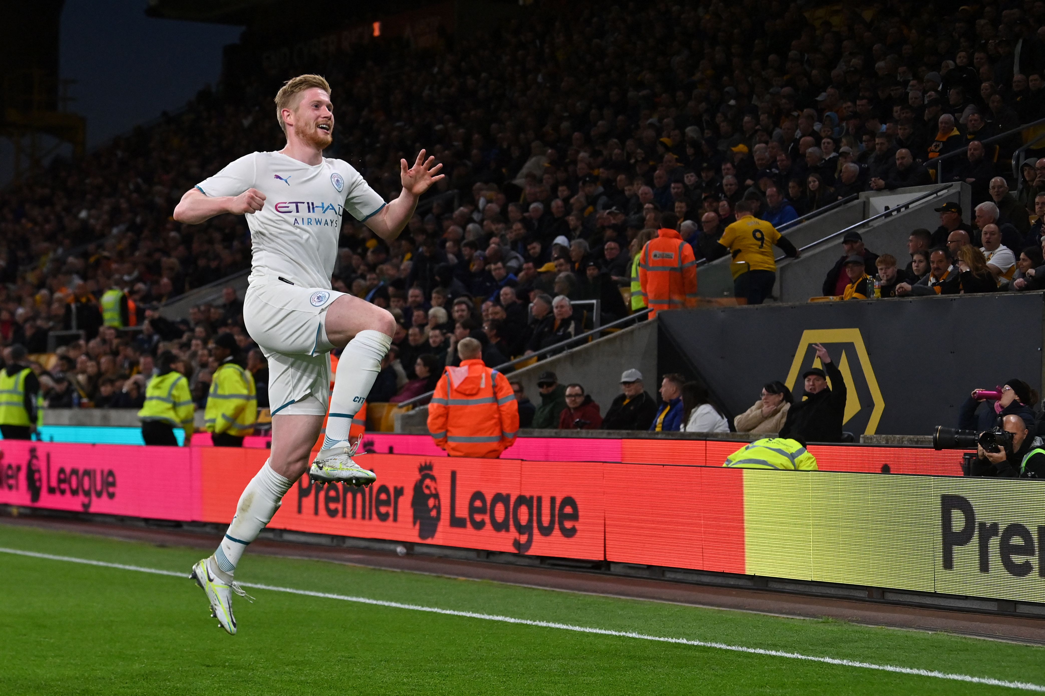 Gelandang Manchester City Kevin De Bruyne melakukan selebrasi usai mencetak gol ke gawang Wolverhampton Wanderers.