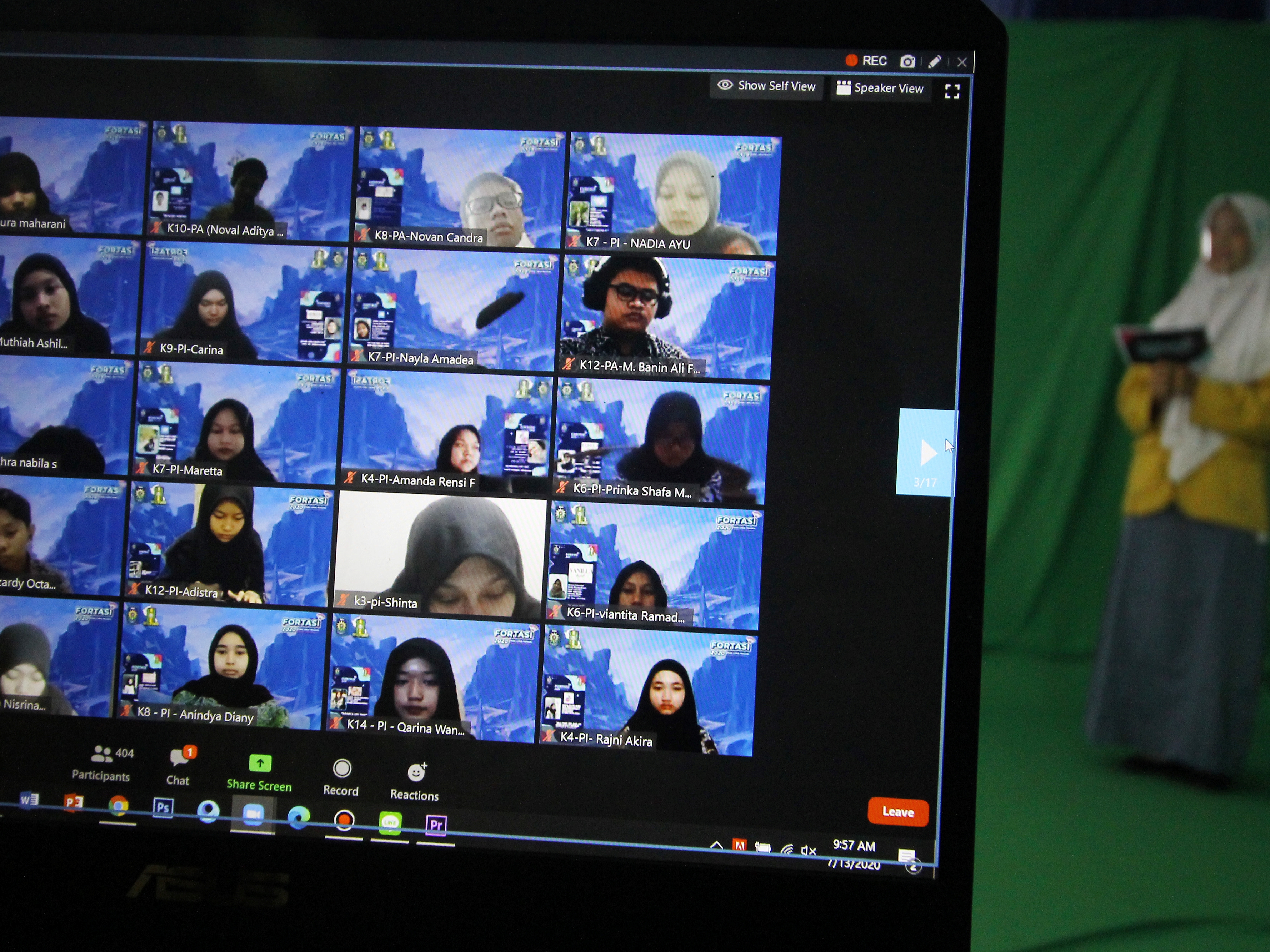 Sejumlah siswa baru SMA Muhammadiyah 2 mengikuti Forum Taaruf dan Orientasi Siswa (Fortasi) 2020 secara daring di Surabaya, Jatim.