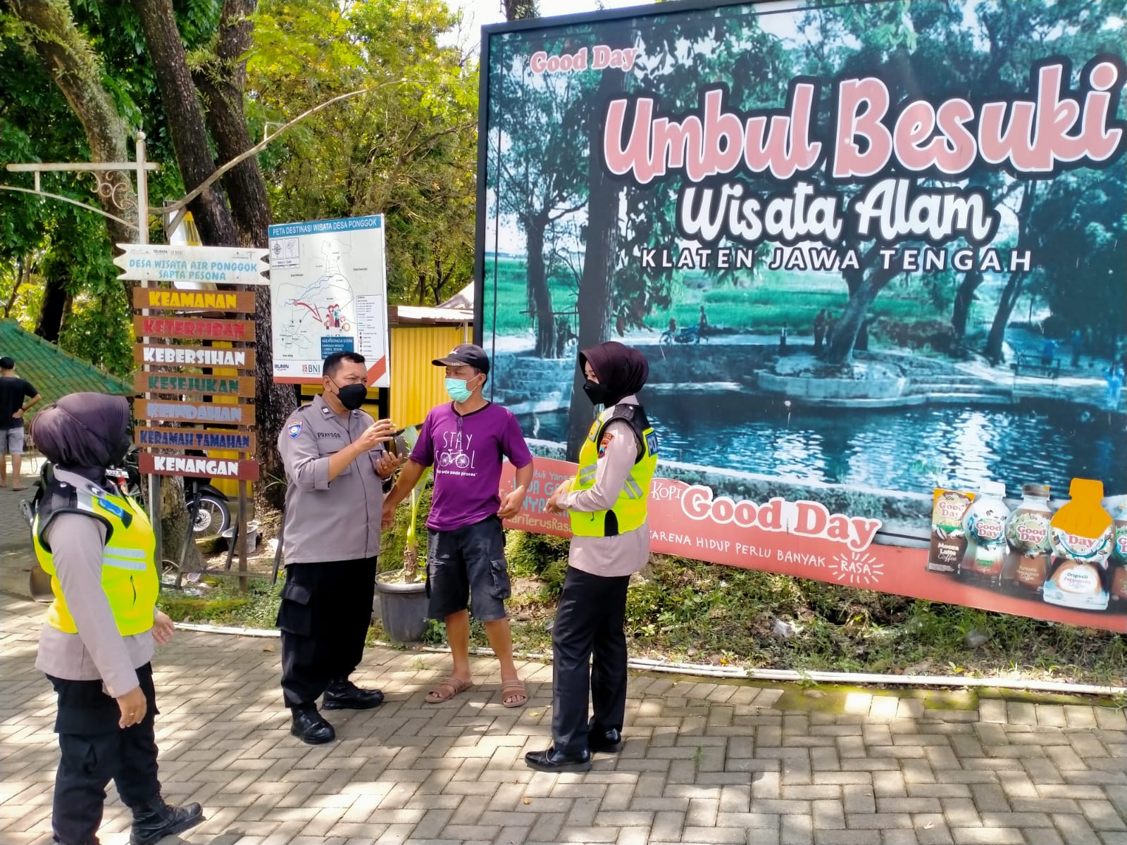 TIm Polres Klaten melakukan patroli di kawasan objek wisata