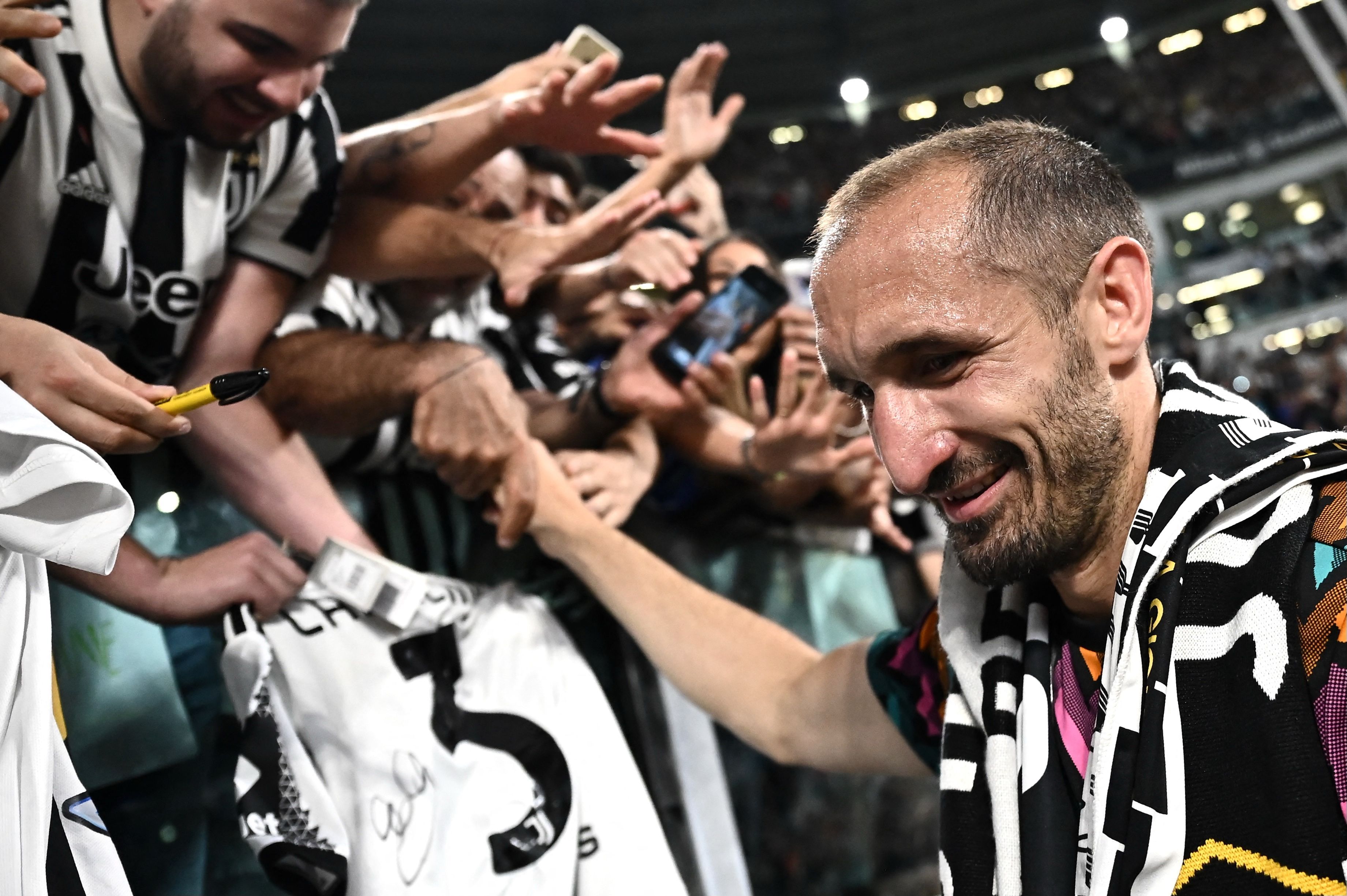 Bek Juventus Giorgio Chiellini mengucapkan selamat tinggal kepada para pendukung di laga Serie A melawan Lazio.