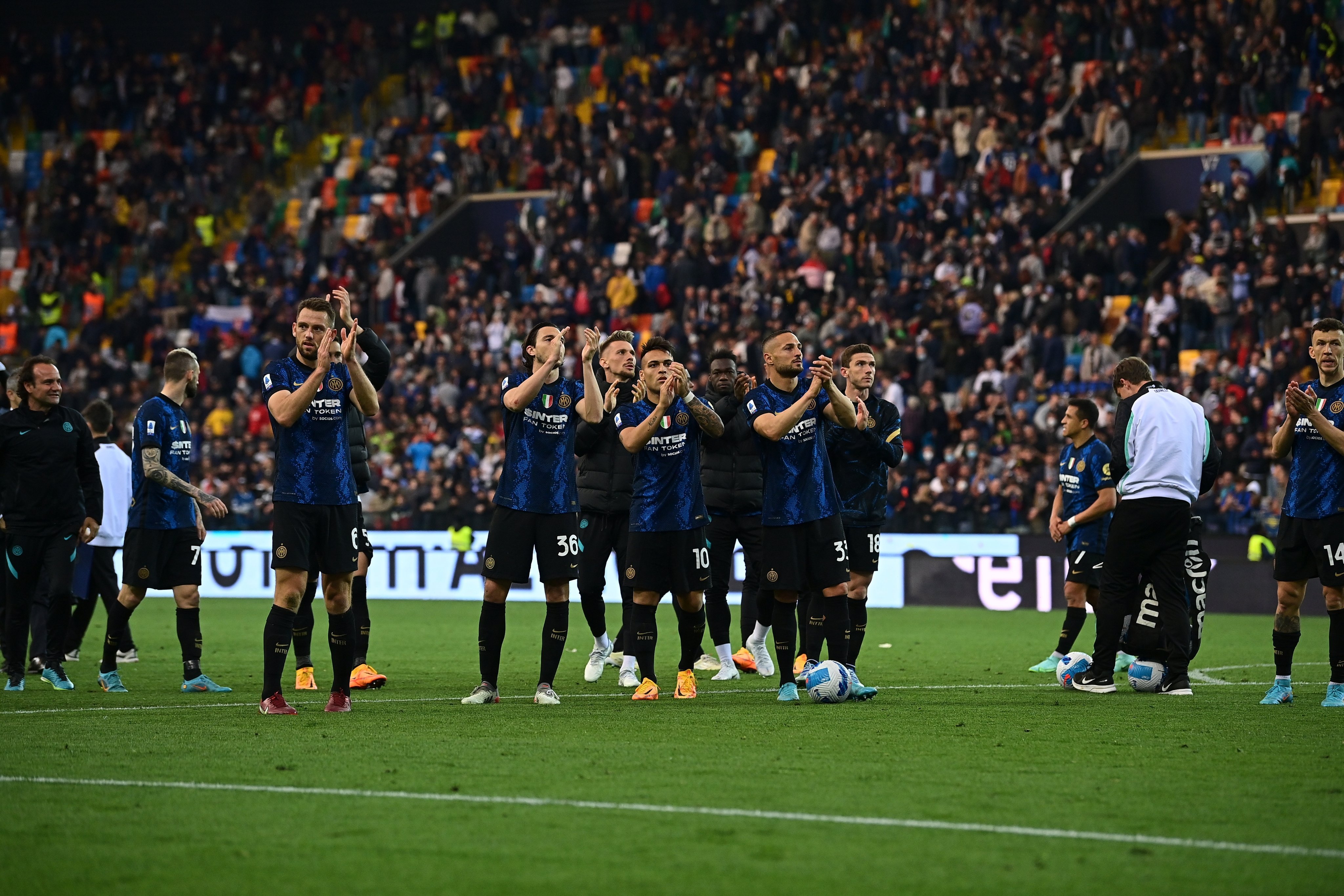 Para pemain Inter Milan menyapa pendukung mereka usai mengalahkan Udinese di laga Serie A.