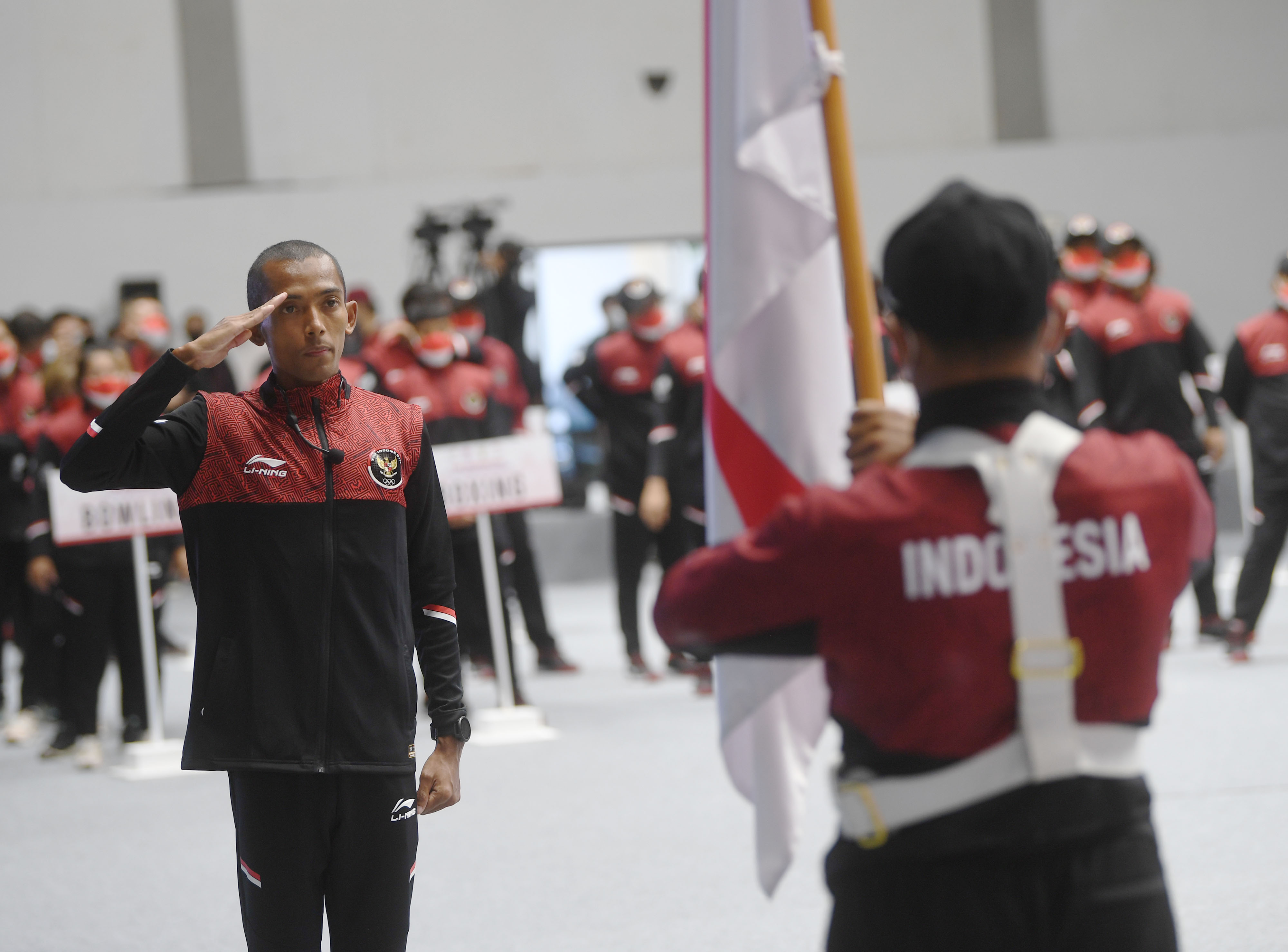 Pelari Agus Paryogo memberikan penghormatan pada bendera Merah-Putih saat pengukuhan kontingen SEA Games Vietnam