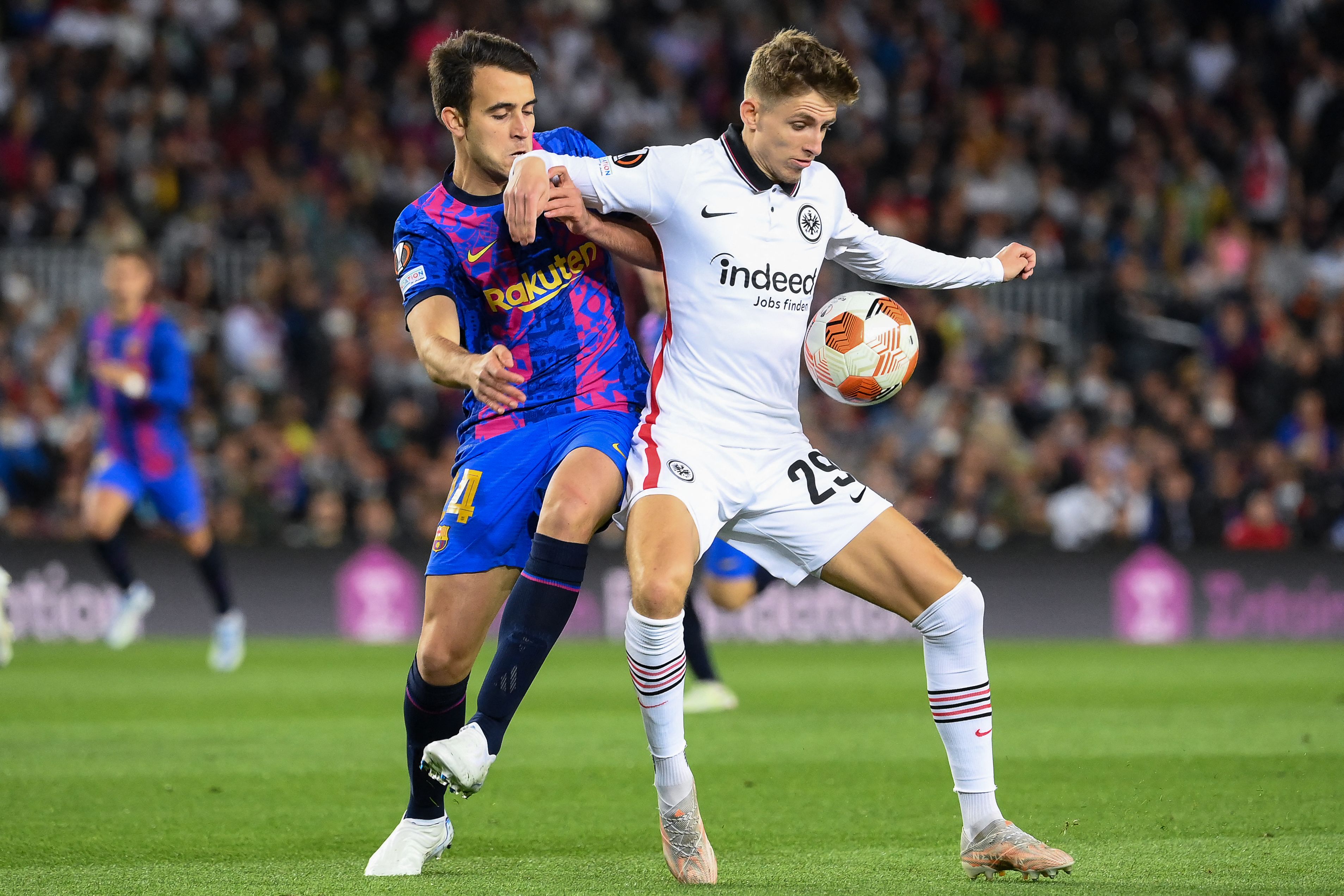 Penyerang Eintracht Frankfurt Jesper Lindstrom (kanan)