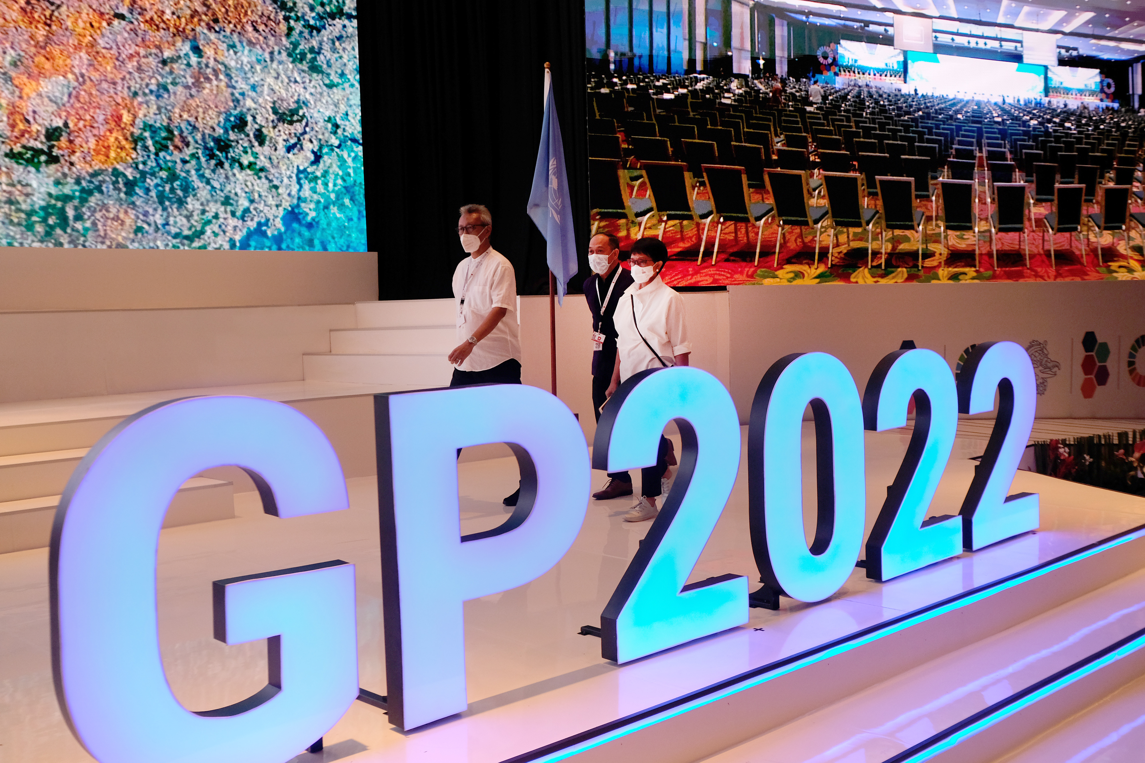 Menlu Retno Marsudi (kanan) saat meninjau gladi bersih jelang pembukaan GPDRR 2022 di Nusa Dua, Bali, Selasa (24/5/2022).