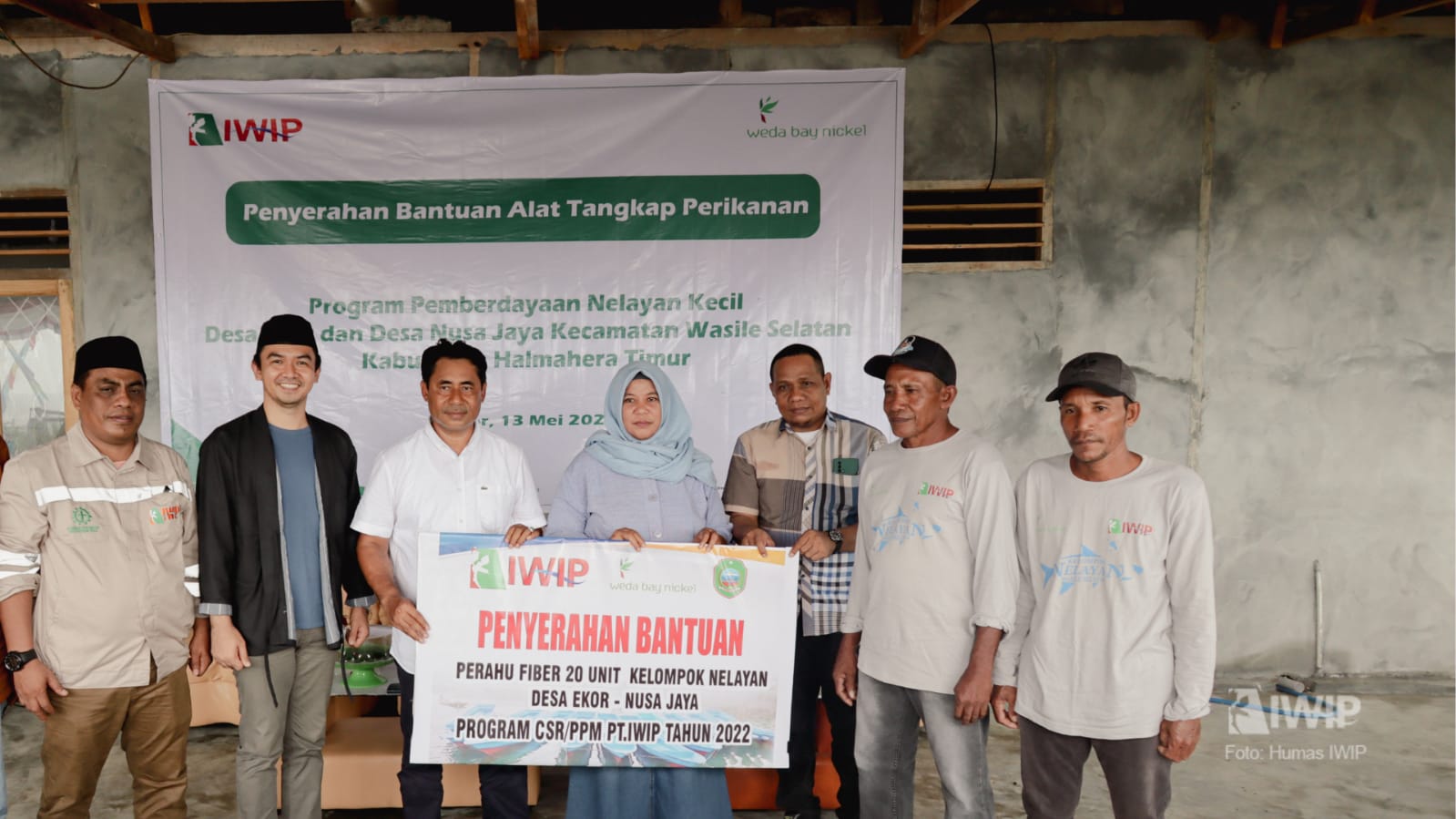 PT Indonesia Weda Bay Industrial Park (IWIP) menyerahan bantuan alat tangkap perikanan kepada nelayan Halmahera Timur, Maluku Utara.