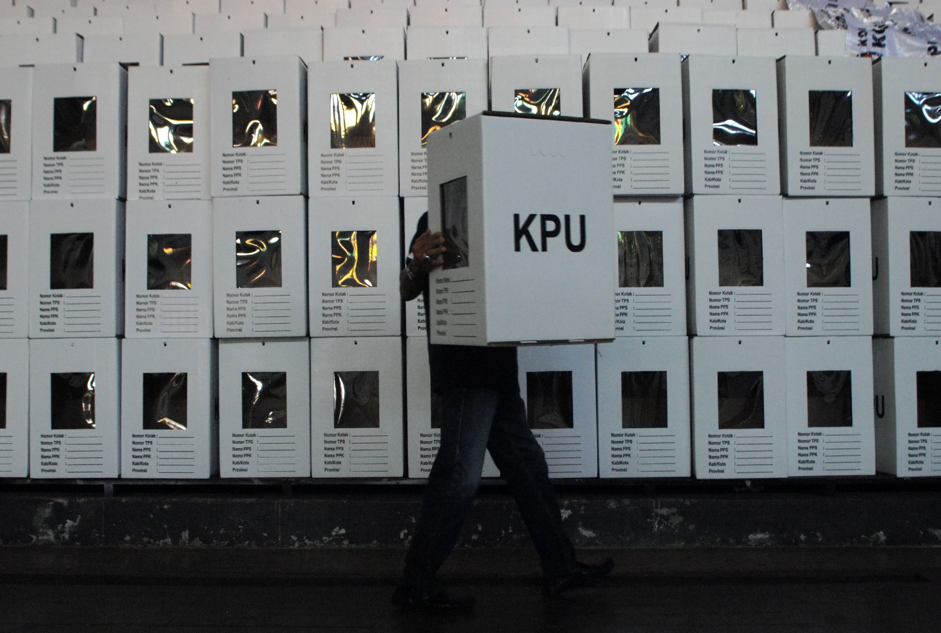 Petugas membawa kotak suara untuk logistik pemilu.