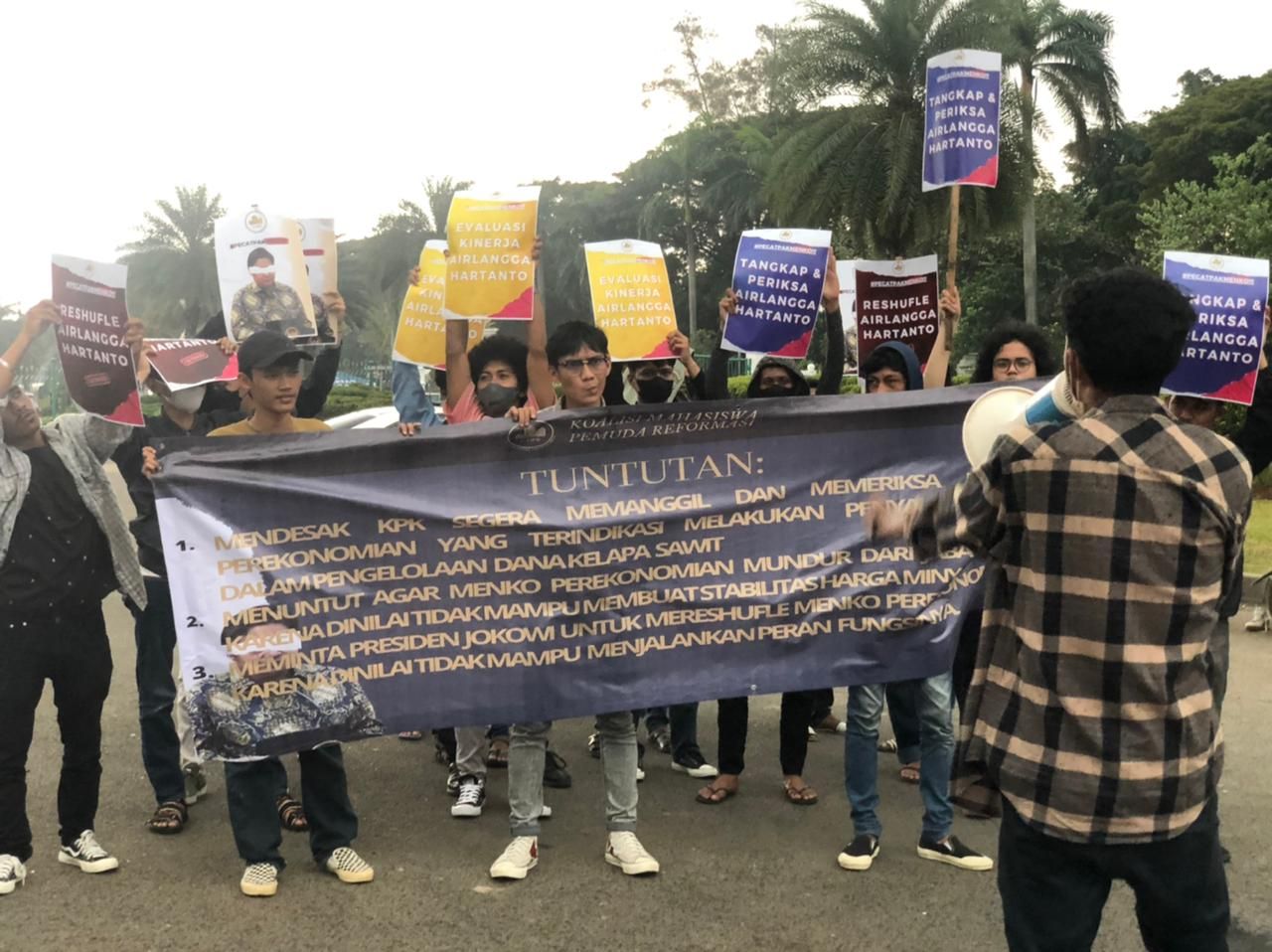 Dinilai Gagal Mahasiswa Minta Jokowi Copot Airlangga Hartarto