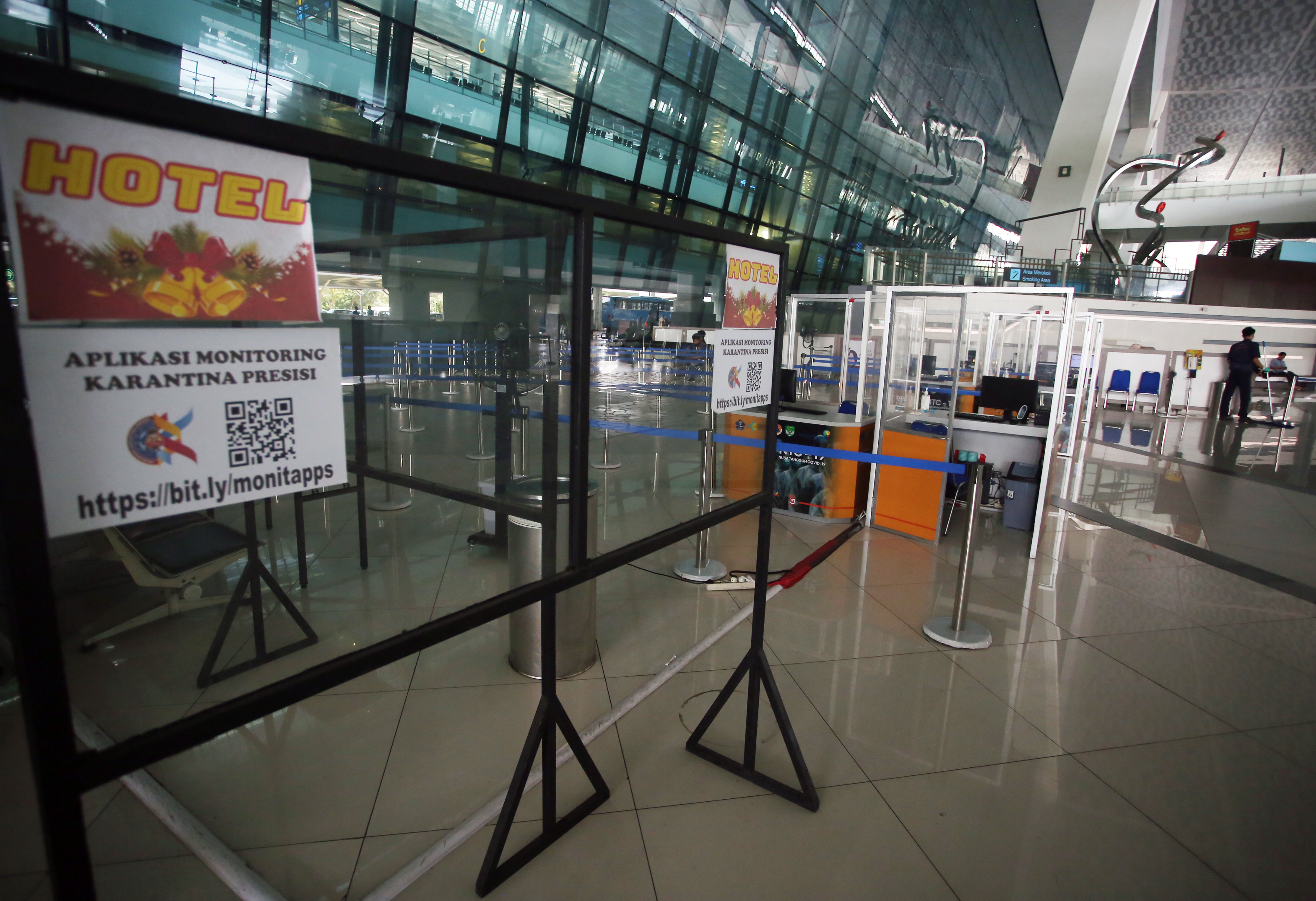 Pos pemeriksaan akhir untuk pelaku perjalanan luar negeri di Terminal 3 Bandara Soekarno-Hatta