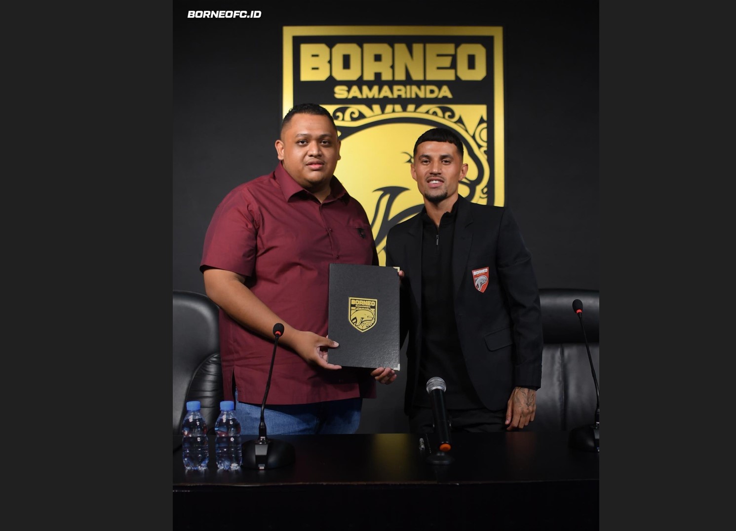 Stefano Lilipaly (kanan) saat menandatangani kontrak dengan Borneo FC