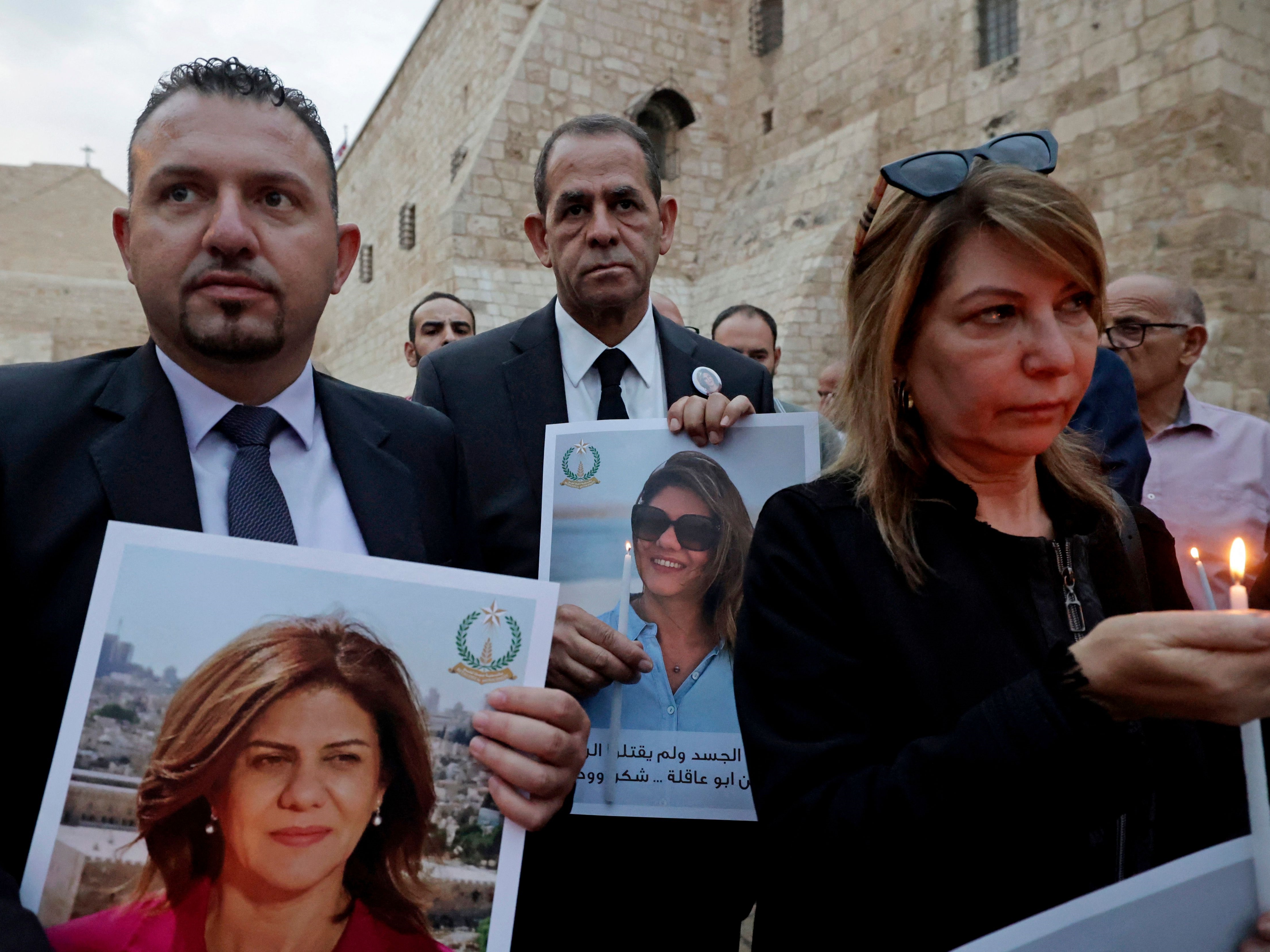 Saudara laki-laki Shireen Abu Akleh, Anton Abu Akleh, menghadiri nyala lilin di luar Gereja Kelahiran di kota Biblikal Tepi Barat.