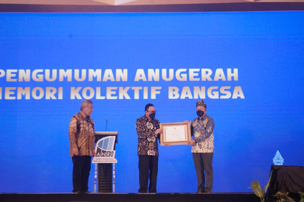 Kepala ANRI, Imam Gunarto saat menyerahkan sertifiat penghargaan kepada salah satu pemenang