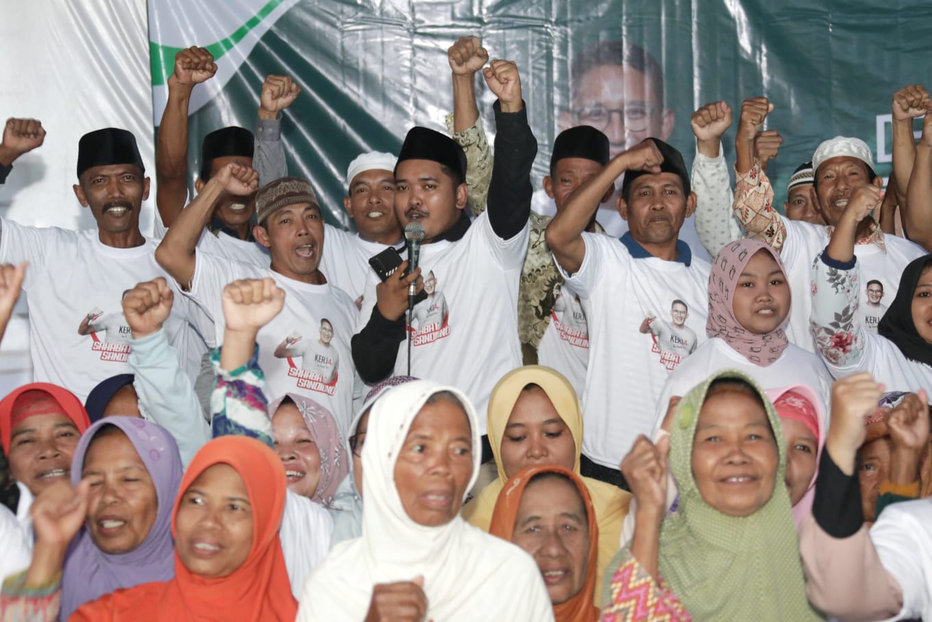 Relawan Sandiaga Uno yang tergabung dalam Sahabat Sandi Uno Sumenep menggelar pelatihan pemasaran strategi digital bagi para perajin keris. 