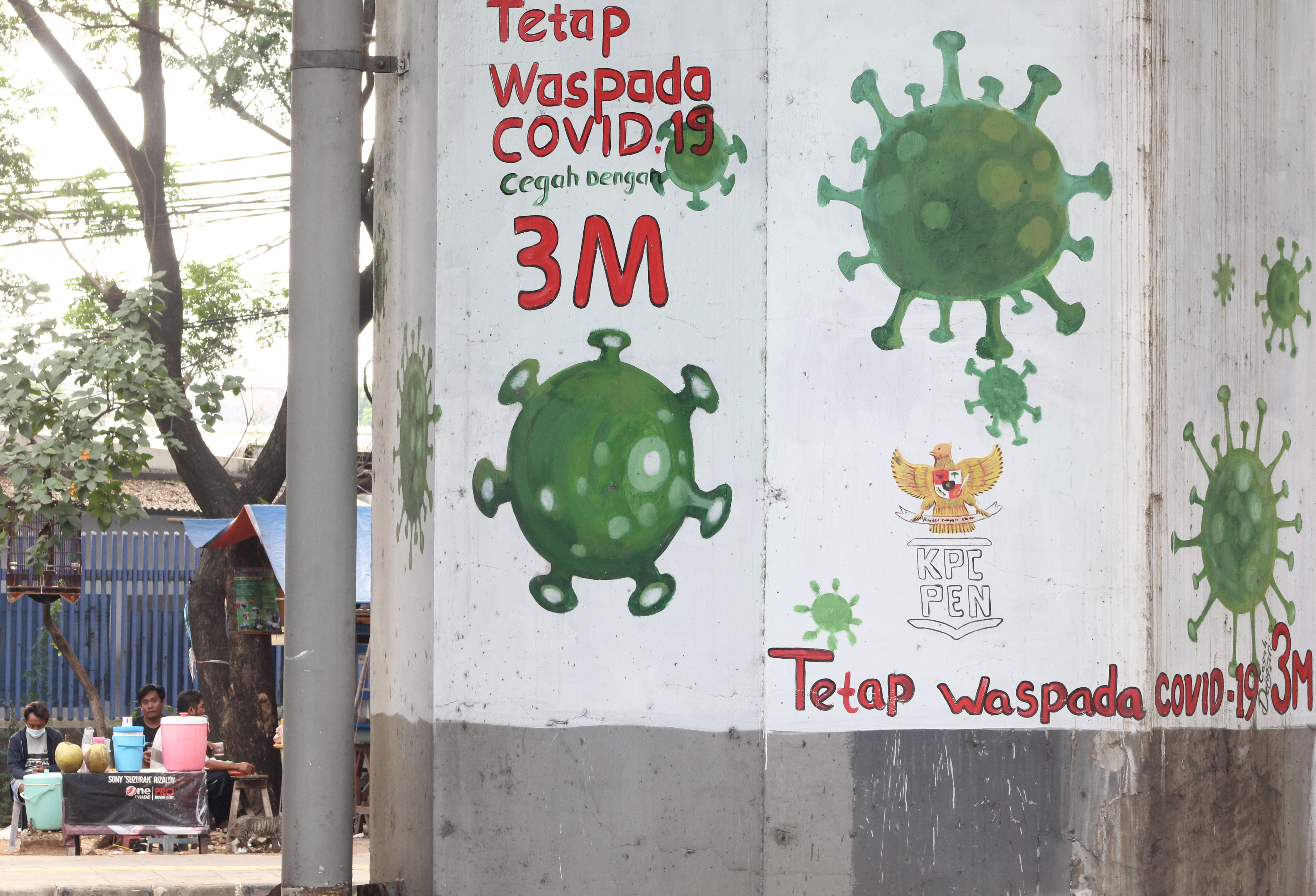 Mural edukasi dan sosialisasi prokes) covid 19 terpanpang pada tiang jalan Tol Layang di Jalan Laksamana Yos Sudarso, Jakarta Utara.