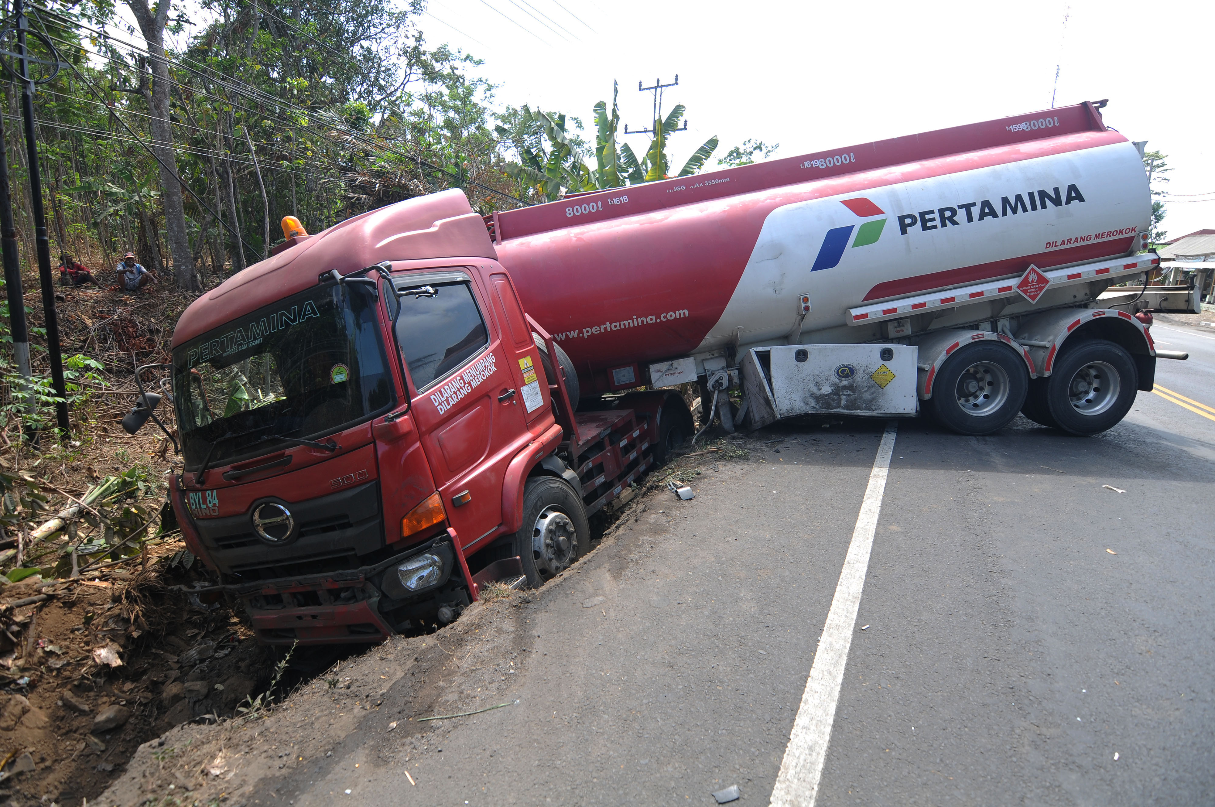 Kecelakaan Truk Pertamina, Pertalite Tumpah ke Jalan