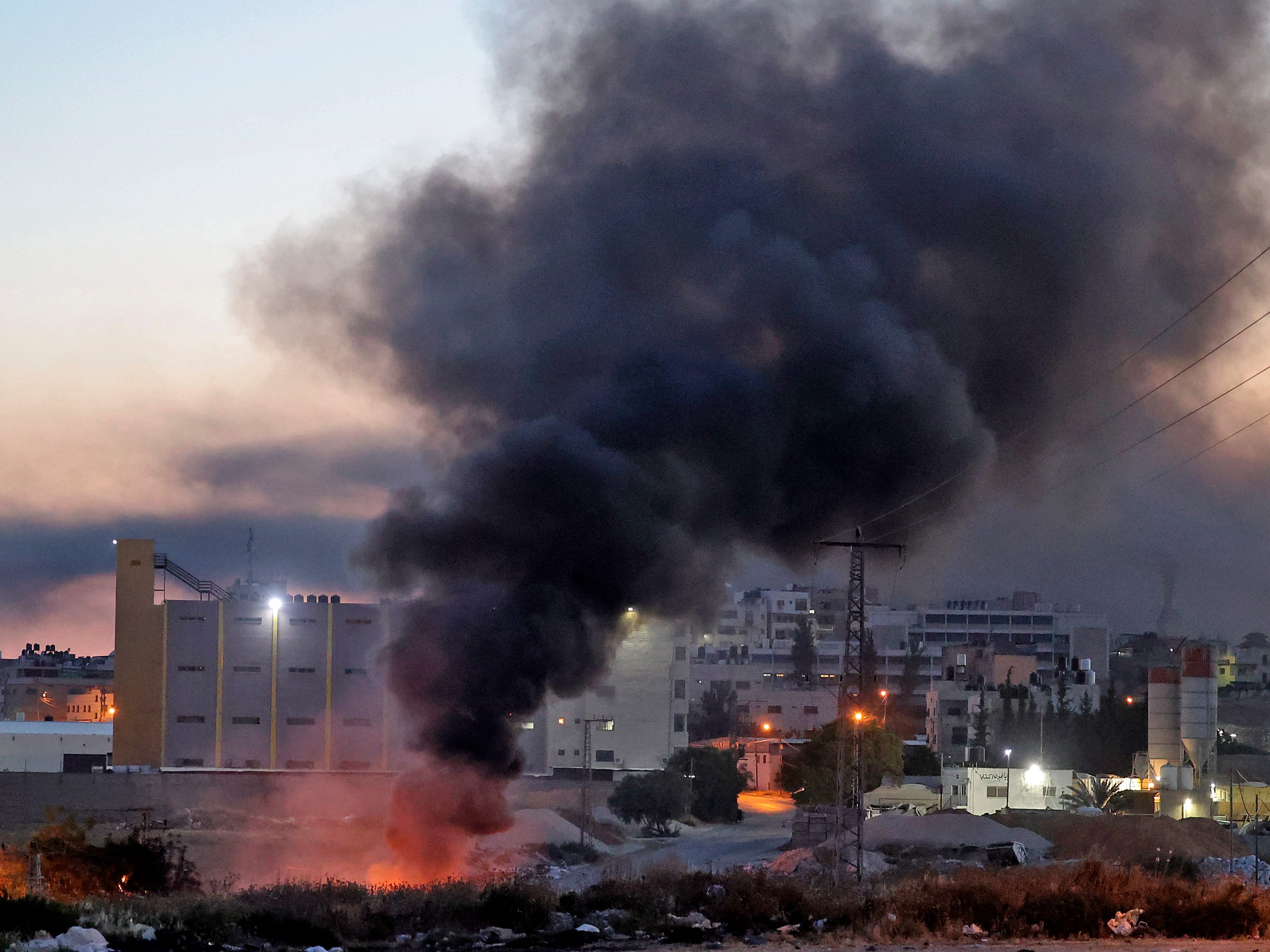 Asap dari ban yang terbakar mengepul di pintu masuk timur ke Nablus, Tepi Barat yang diduduki, saat warga Palestina bentrok dengan tentara.