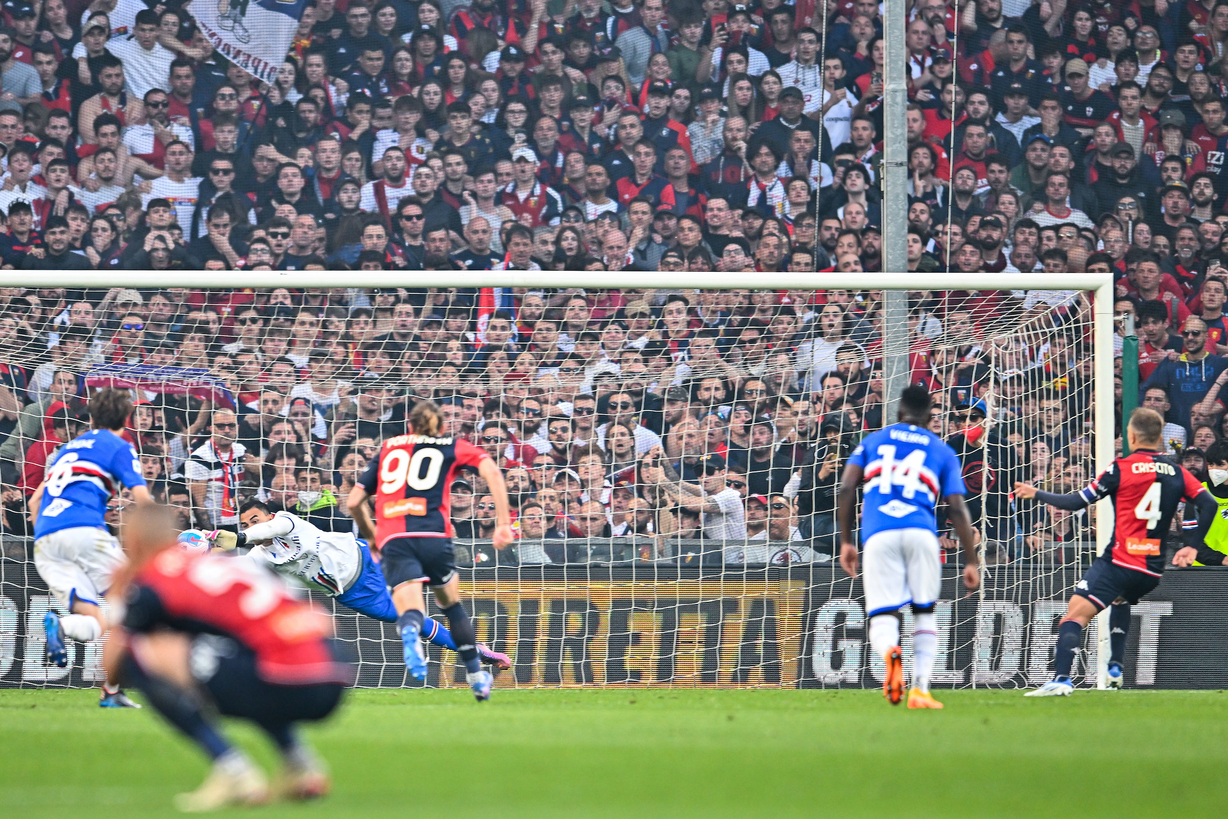 Penjaga gawang Sampdoria Emil Audero menahan eksekusi penalti kapten Genoa Domenico Criscito di laga Serie A.