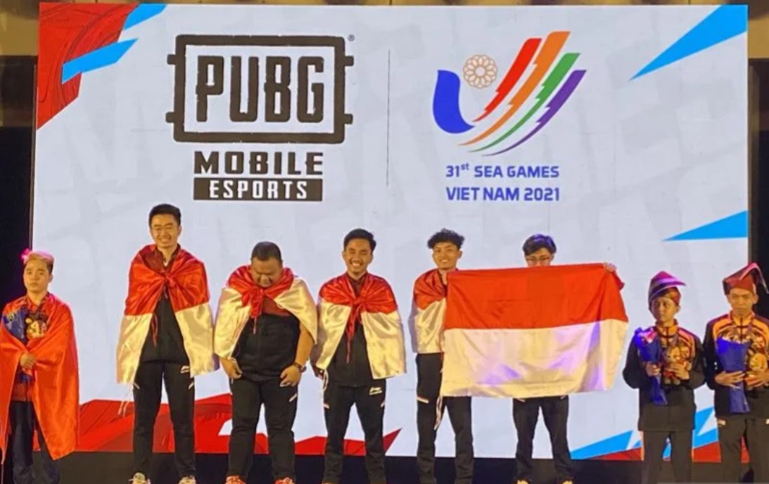 Timnas esport Indonesia nomor PUBG Mobile berdiri di podium usai meraih medali emas SEA Games Vietnam.
