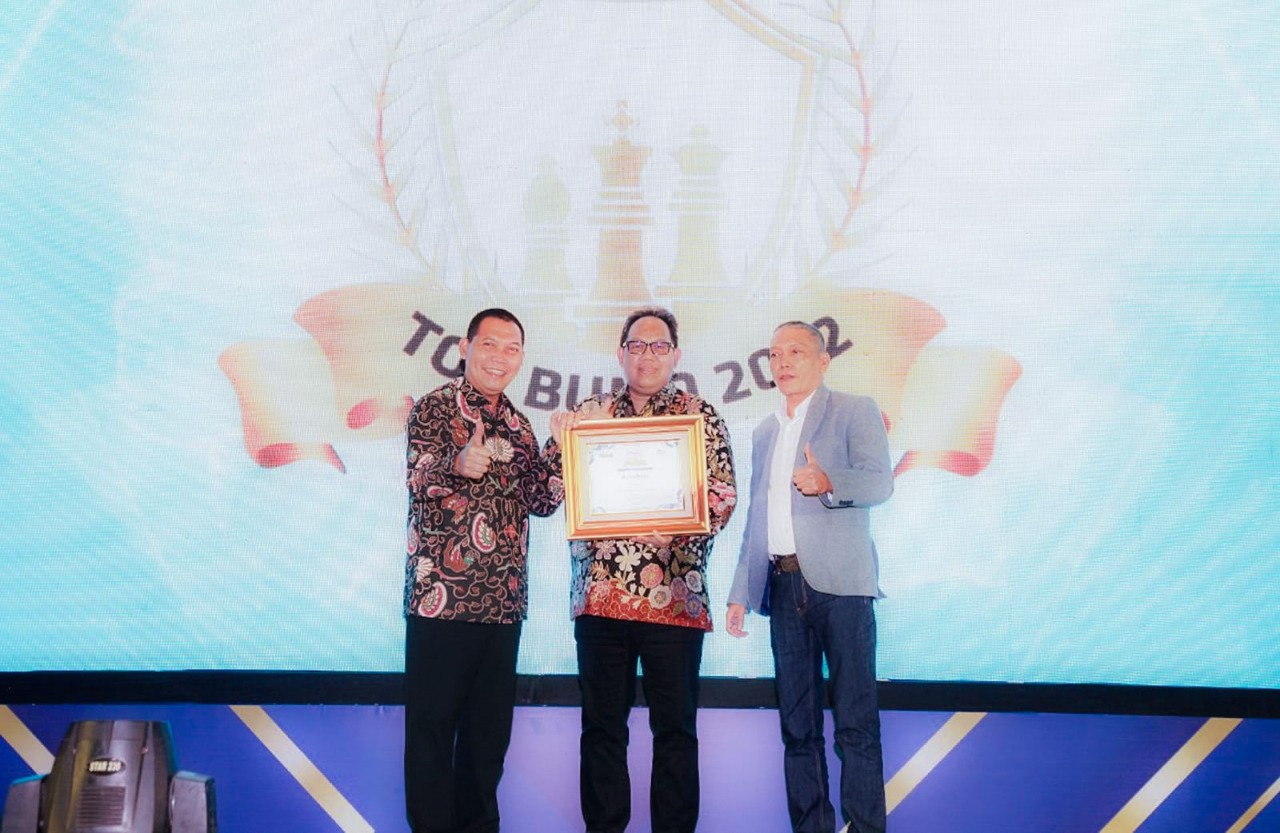 Penghargaan Top BUMD Award diterima oleh Direktur Bank DKi Fidri Arnaldy di Solo (19/5).