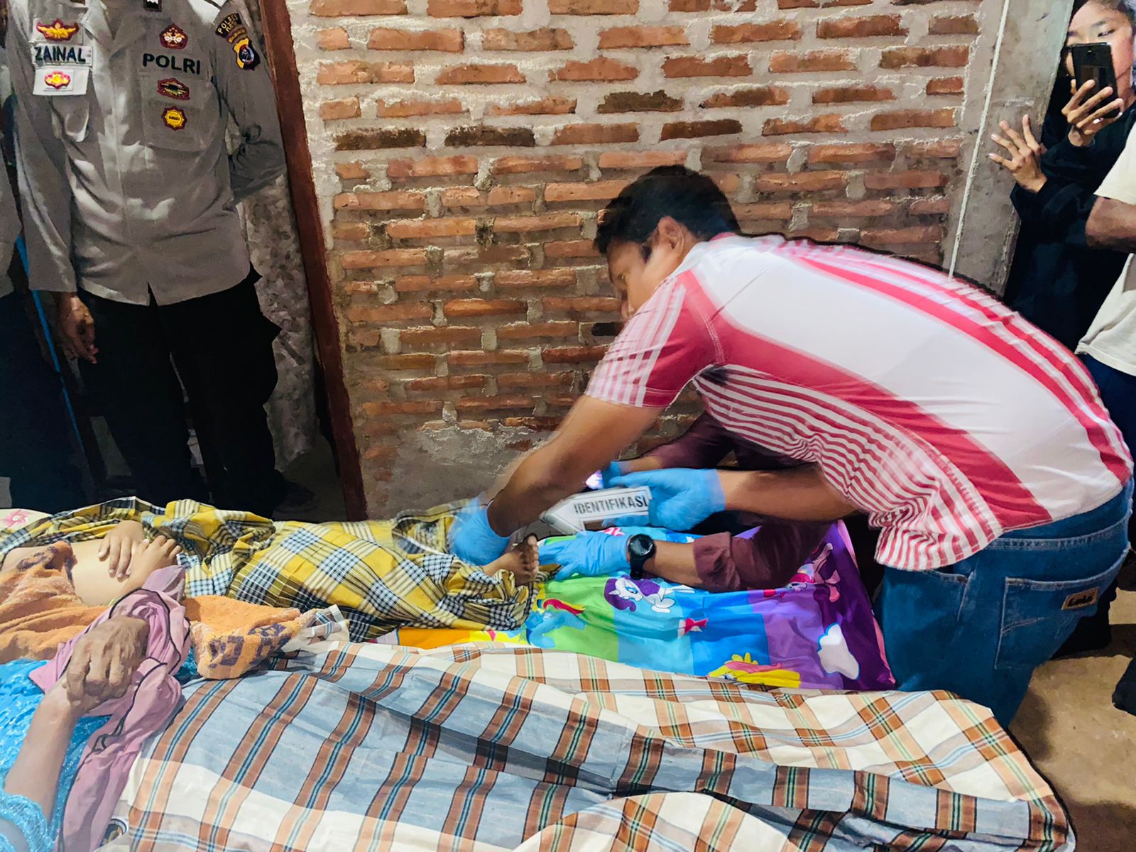 Polisi melakukan identifikasi kepada tiga warga yang tewas karena tenggelam di Embung Desa WaiBao, Flores Timur NTT.